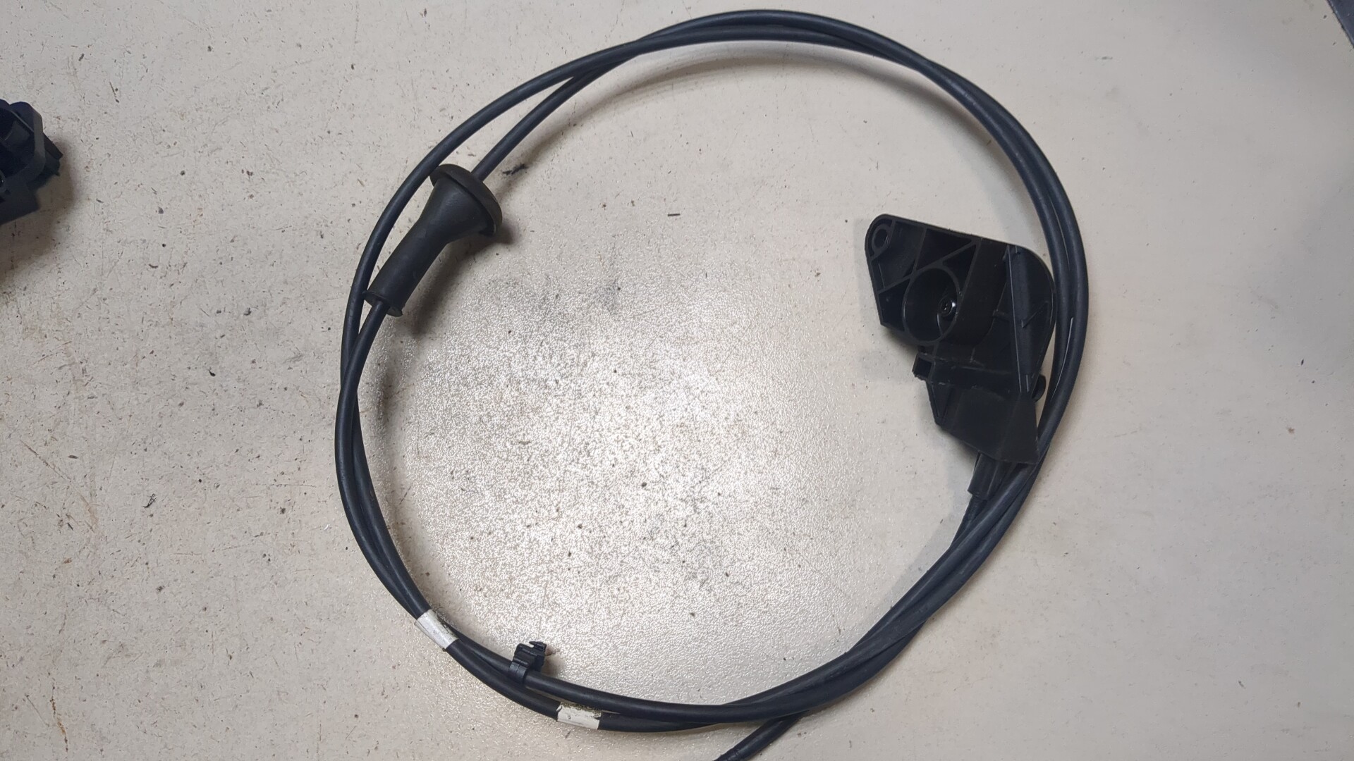 Трос открывания капота