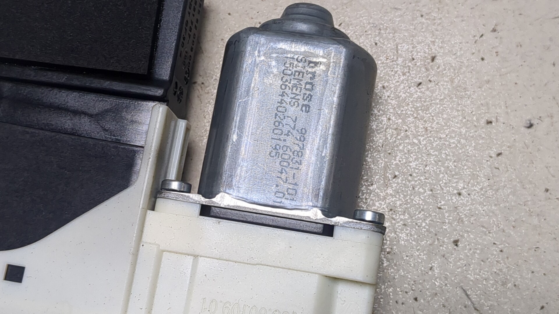 Стеклоподъемник электр. передний правый