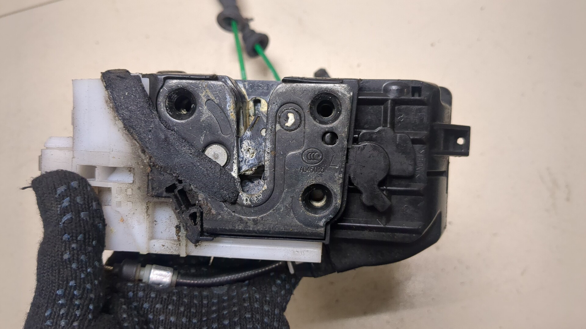 Замок двери передней левой