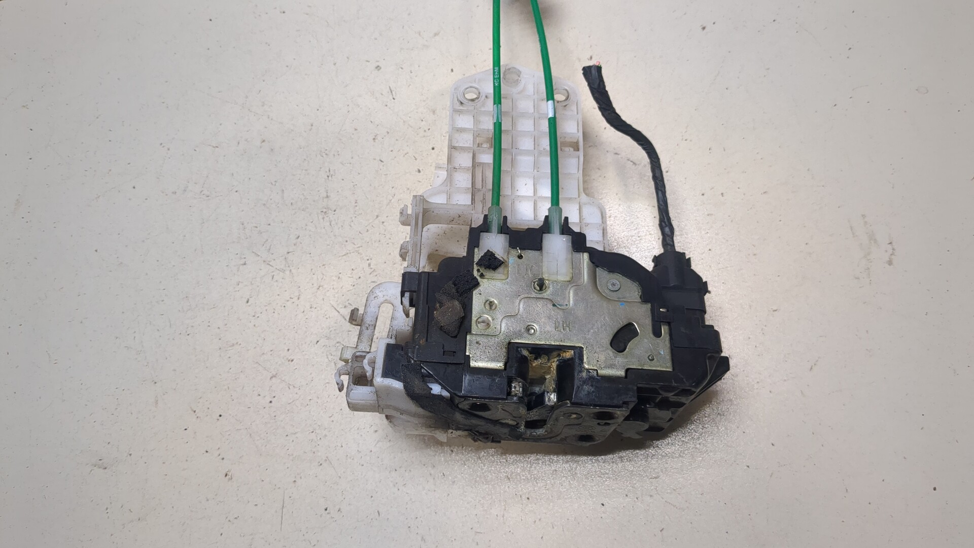 Замок двери передней левой