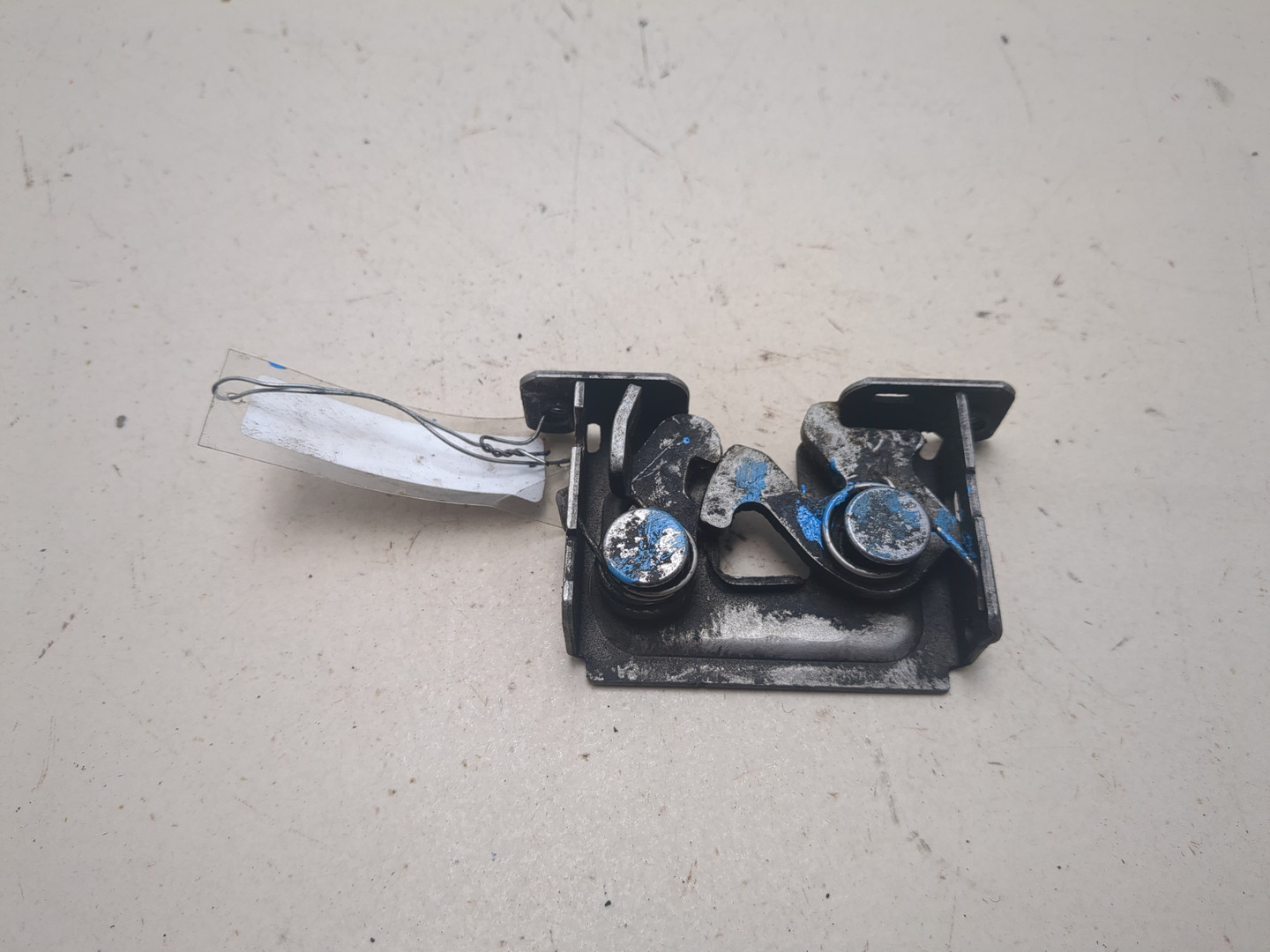 Замок капота