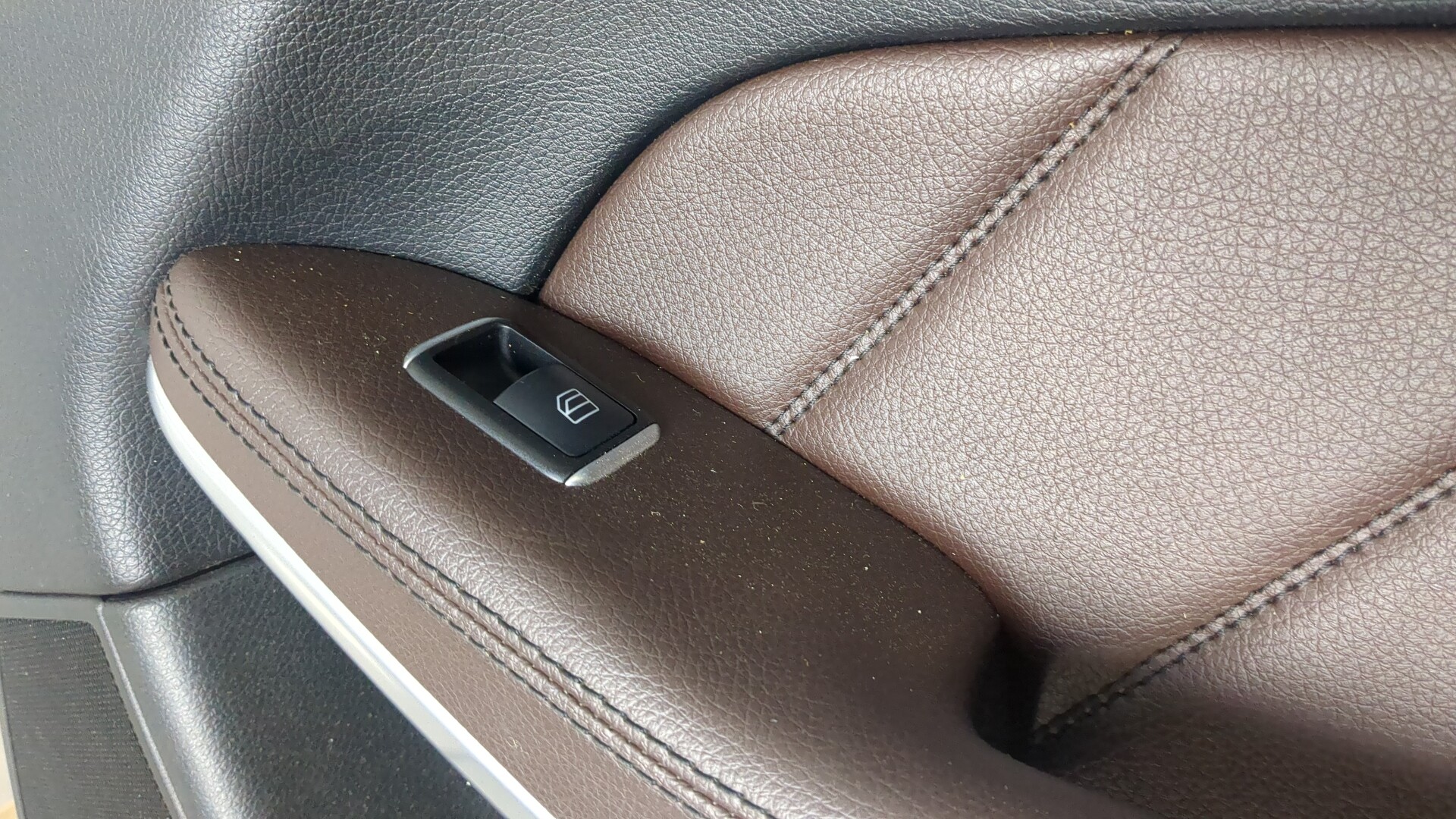 Обшивка двери задней правой