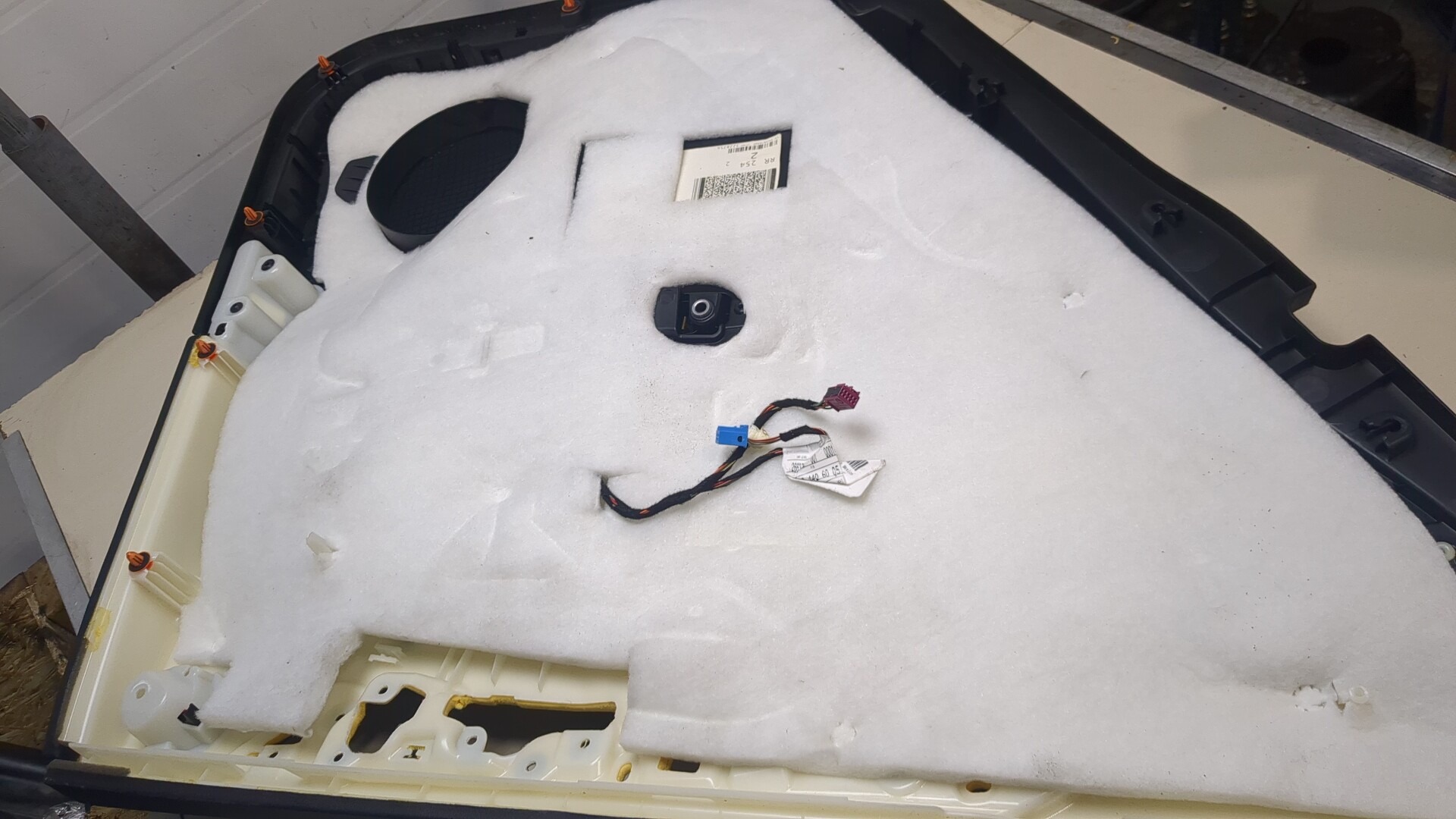 Обшивка двери задней правой