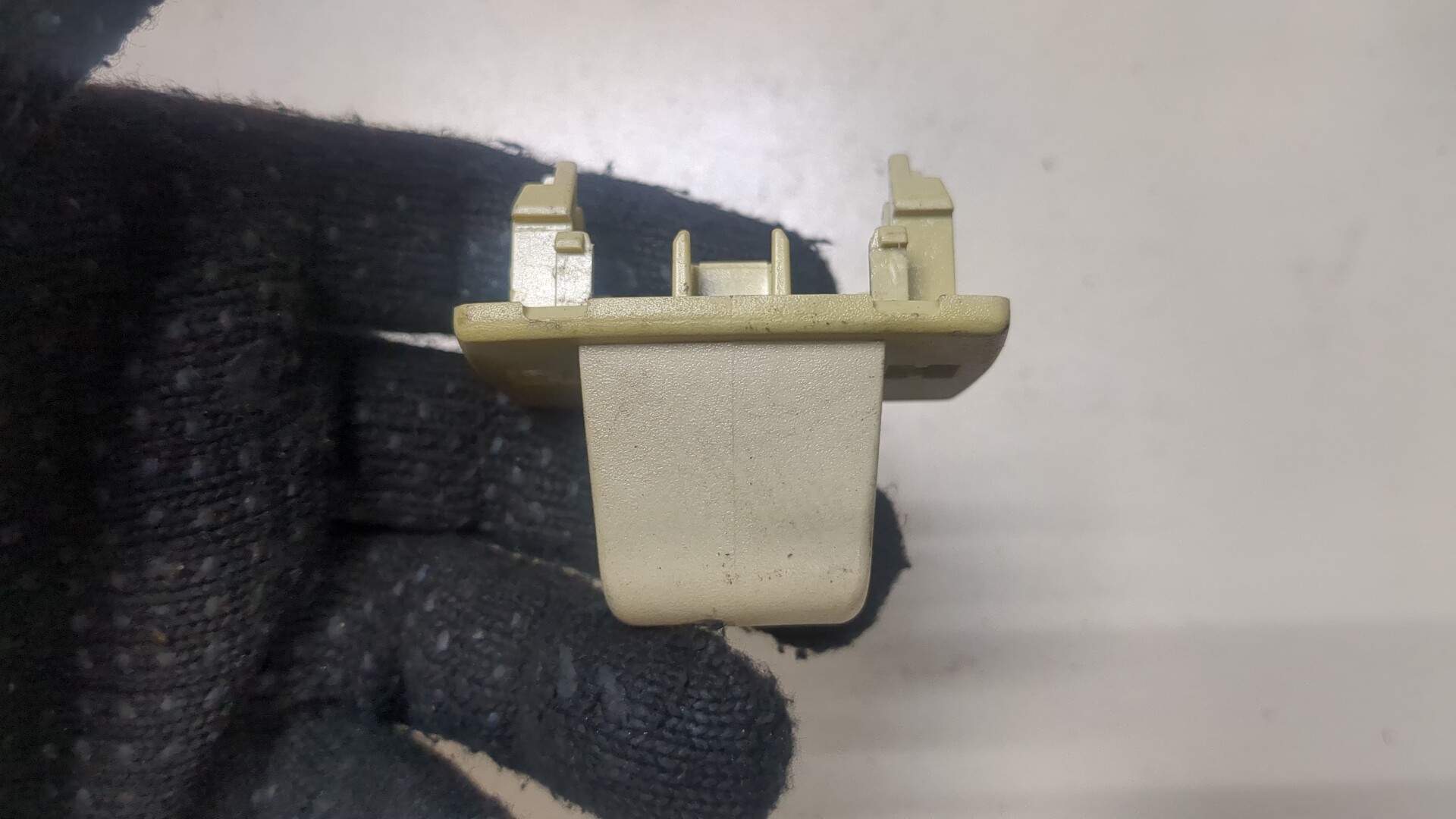 Кронштейн солнцезащитного козырька