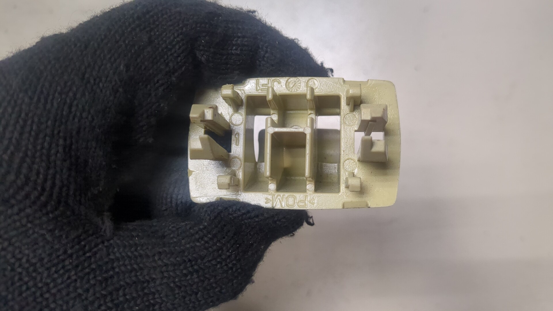 Кронштейн солнцезащитного козырька