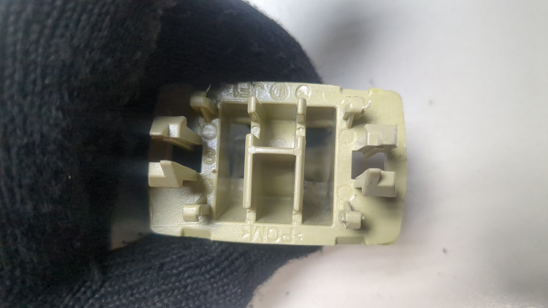 Кронштейн солнцезащитного козырька