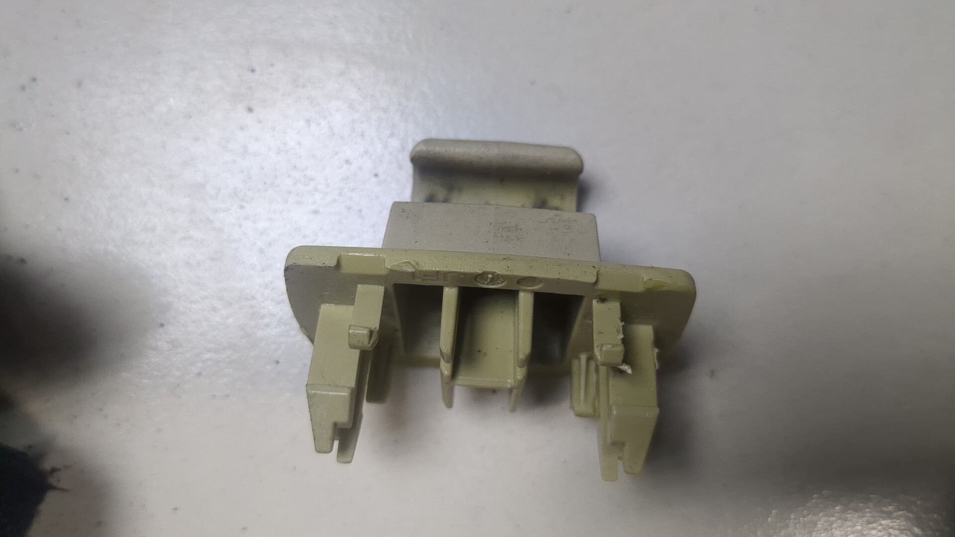 Кронштейн солнцезащитного козырька