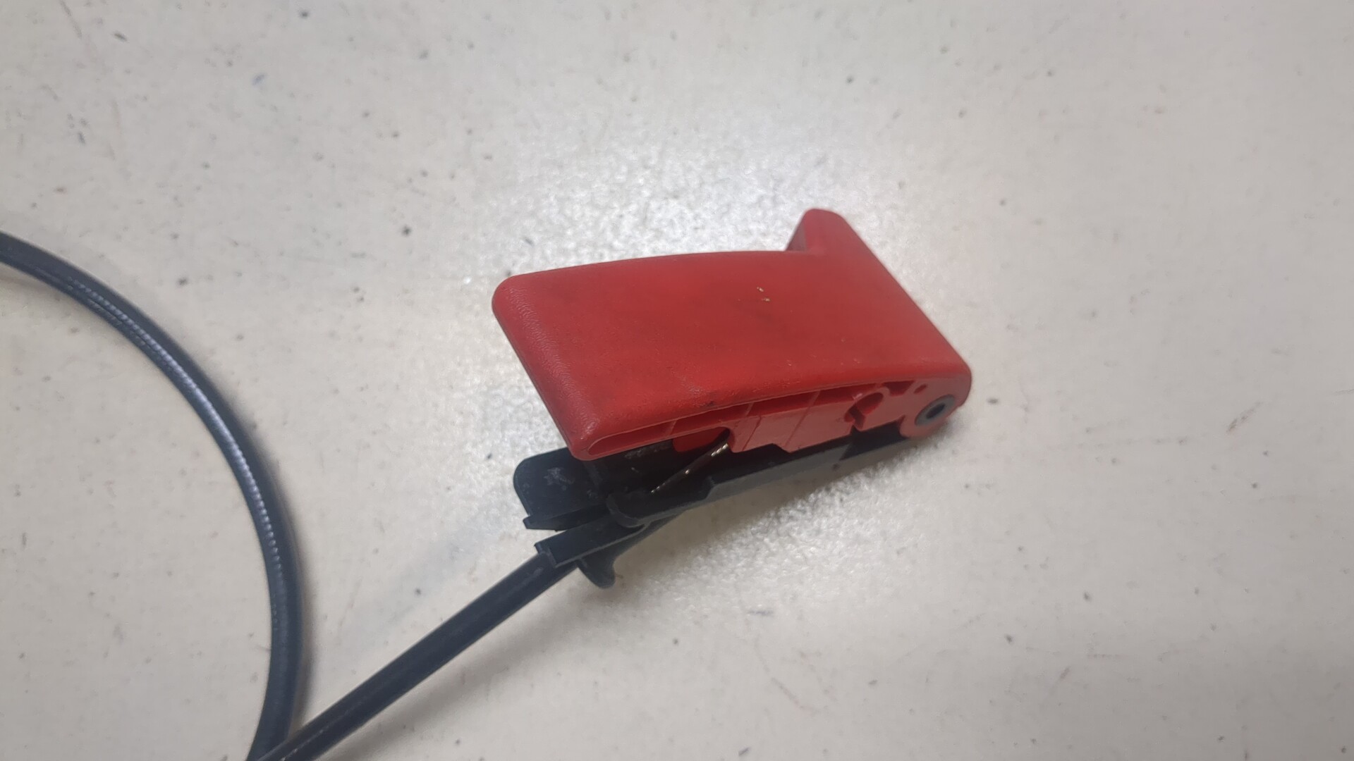 Трос открывания капота