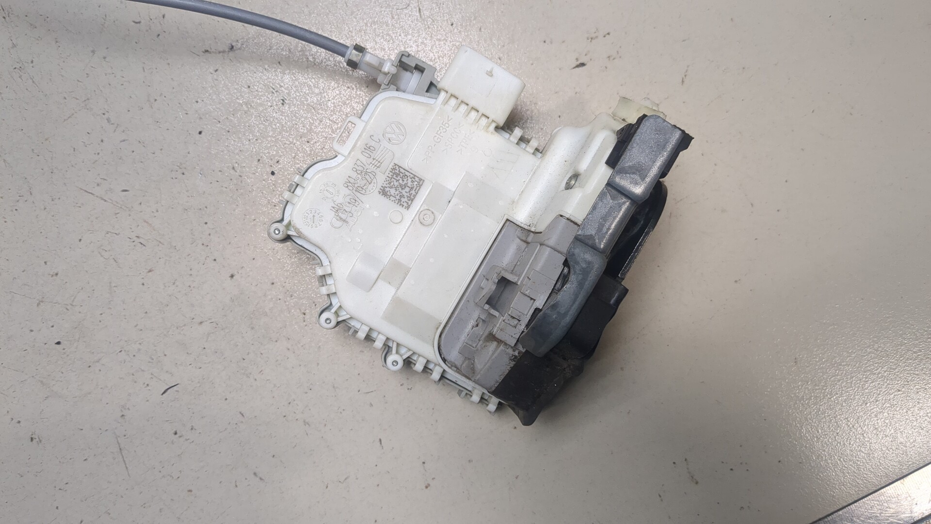 Замок двери передней правой