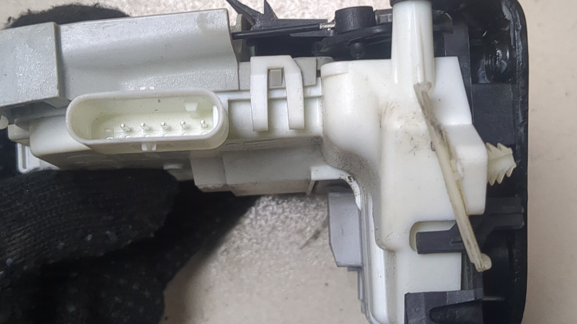 Замок двери передней правой