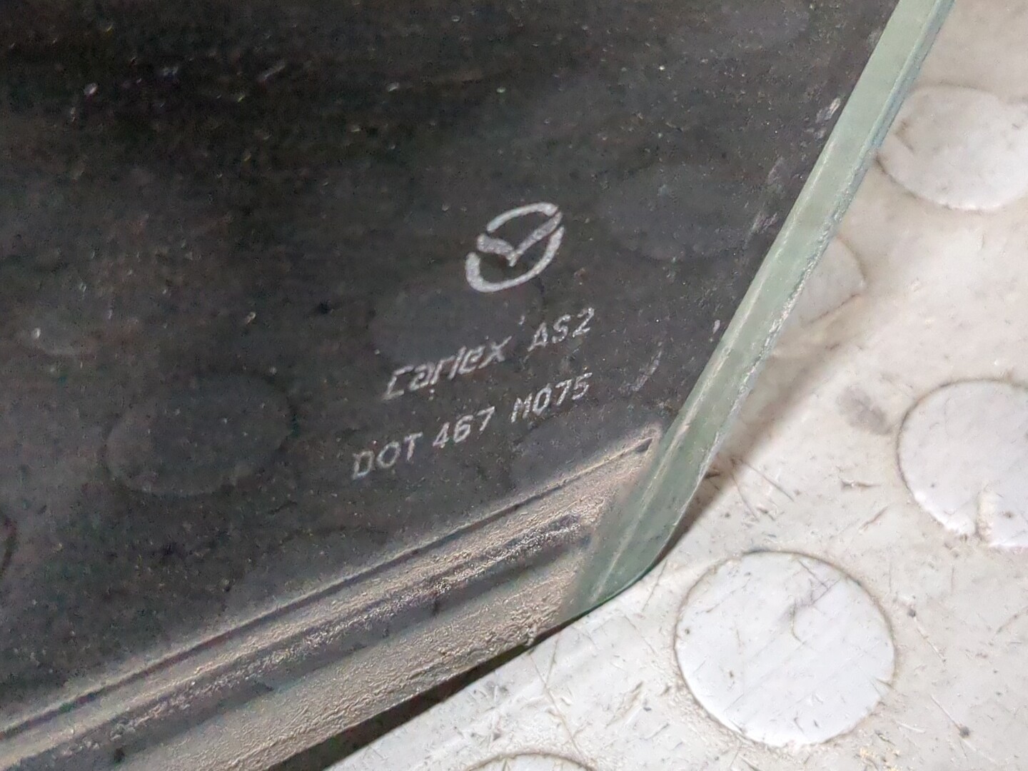 Стекло двери передней левой