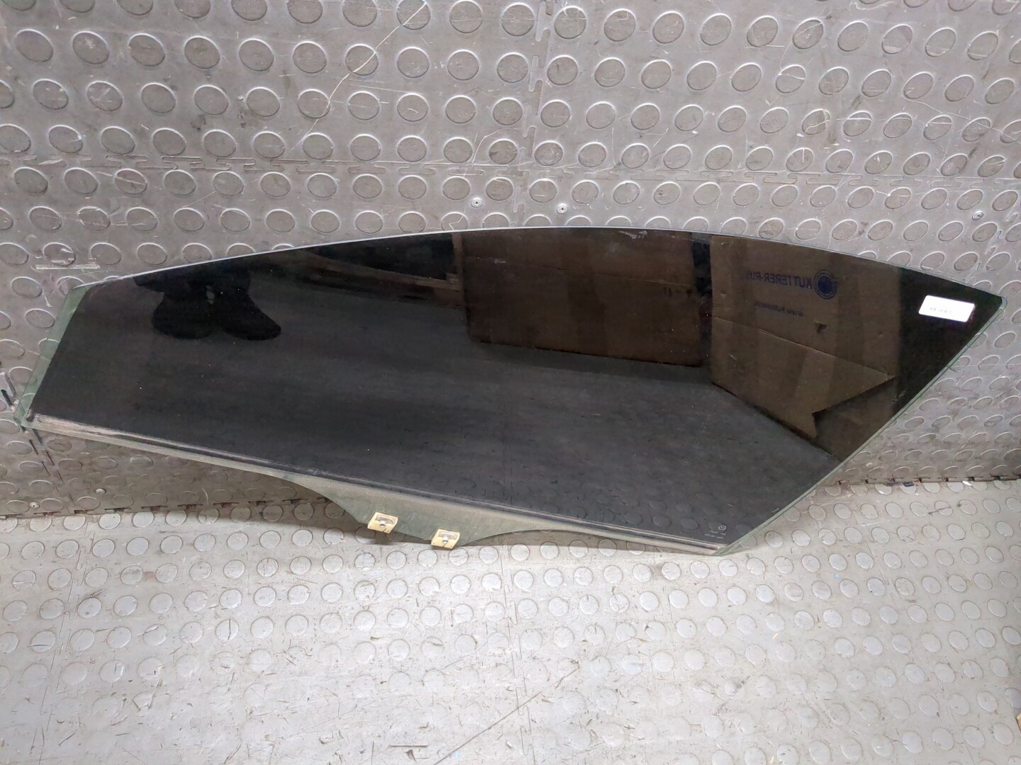 Стекло двери передней левой