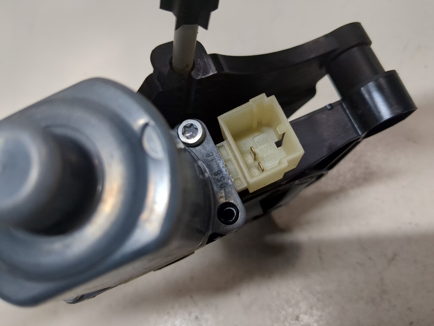 Стеклоподъемник электр. задний правый