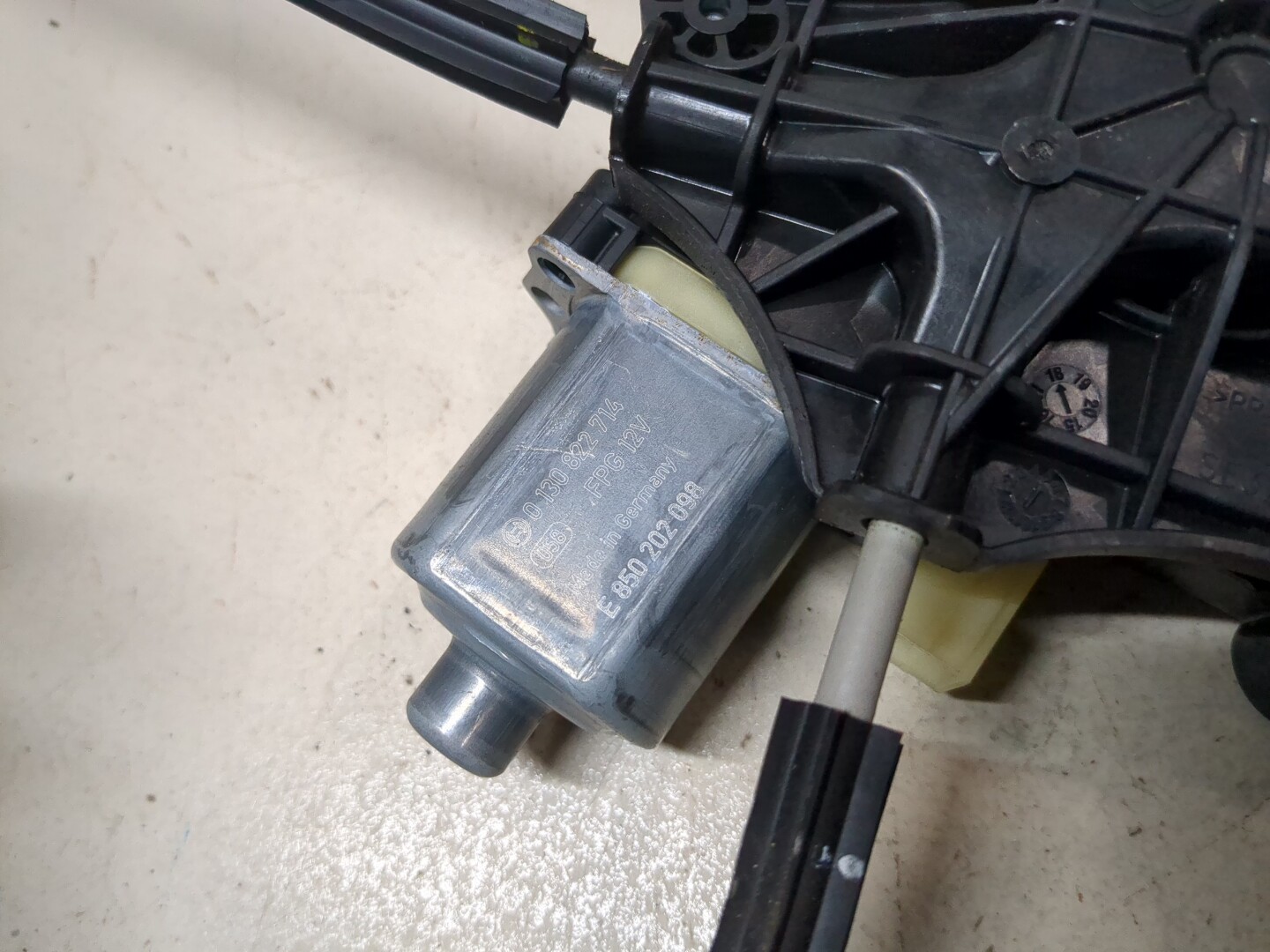 Стеклоподъемник электр. задний правый