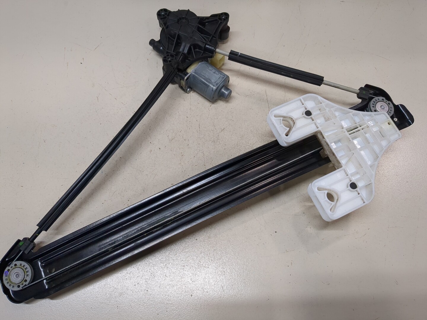 Стеклоподъемник электр. задний правый