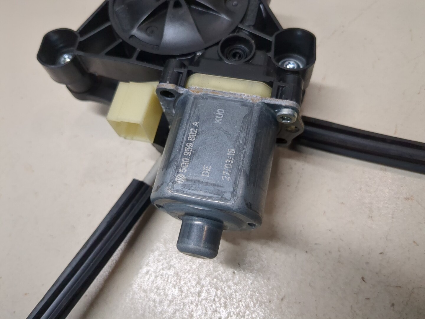 Стеклоподъемник электр. задний правый