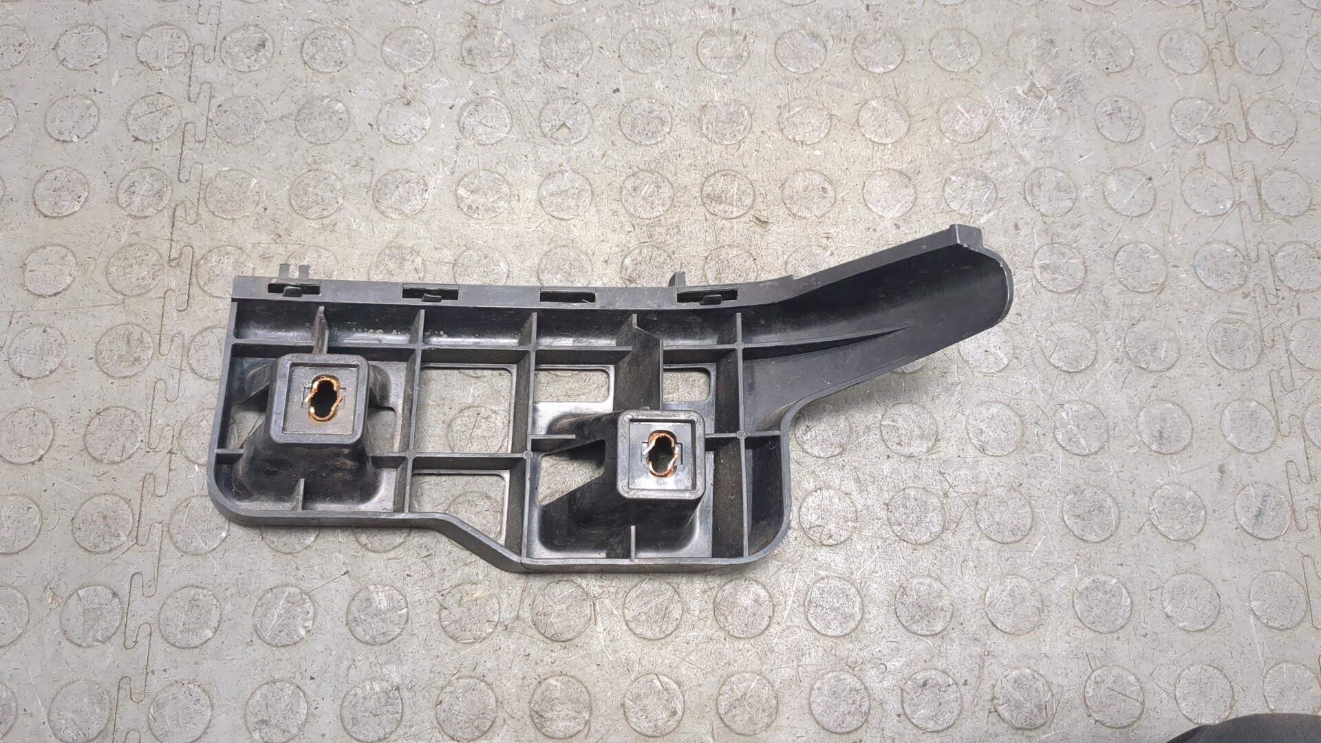 Кронштейн заднего бампера левый