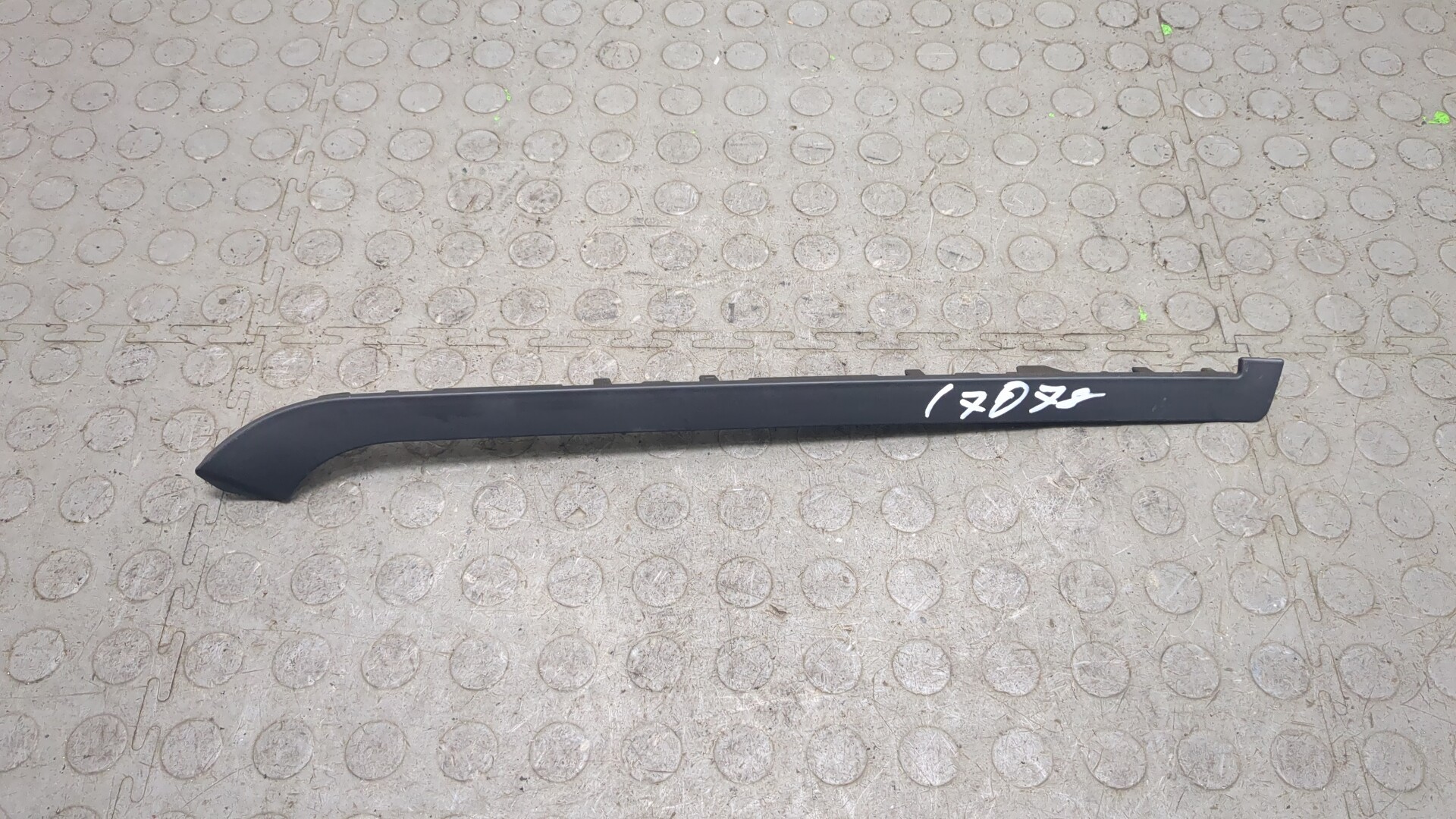 Направляющая шторки багажника