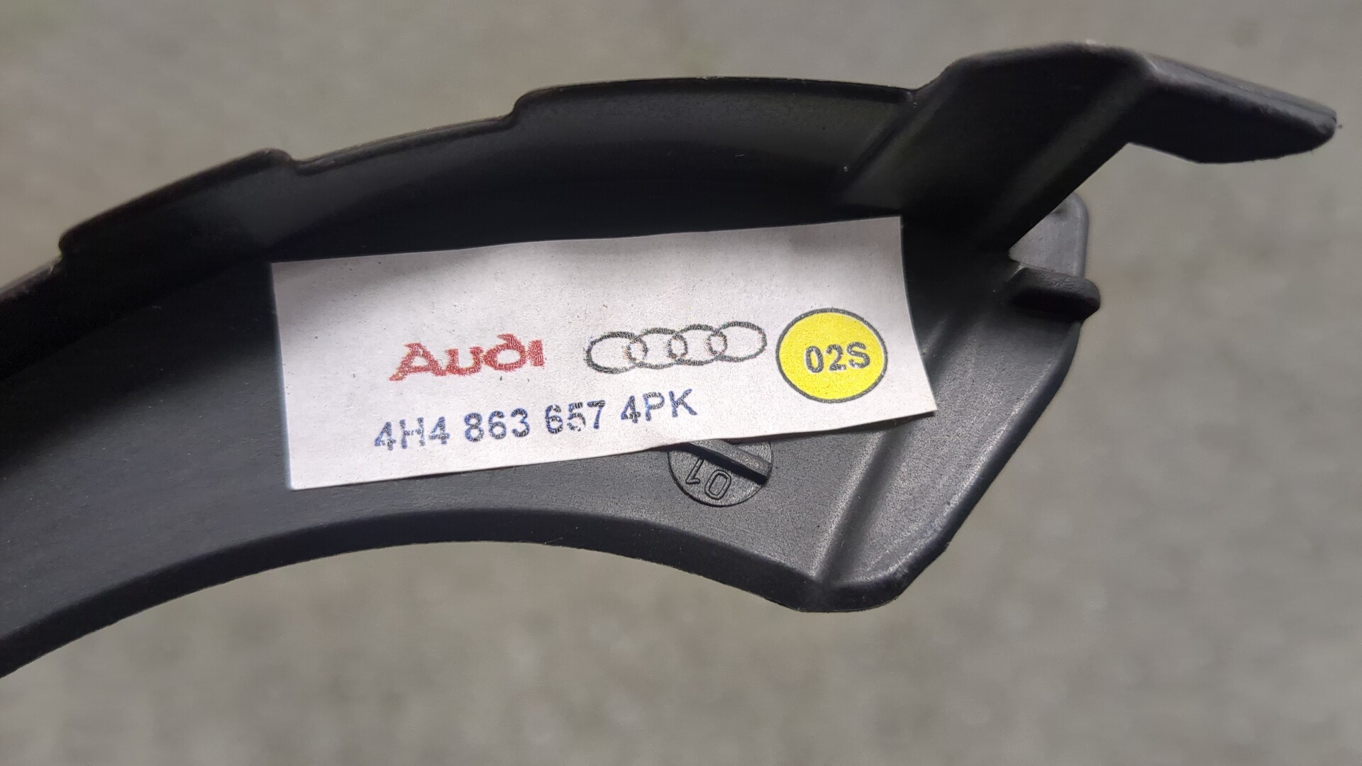 Направляющая шторки багажника