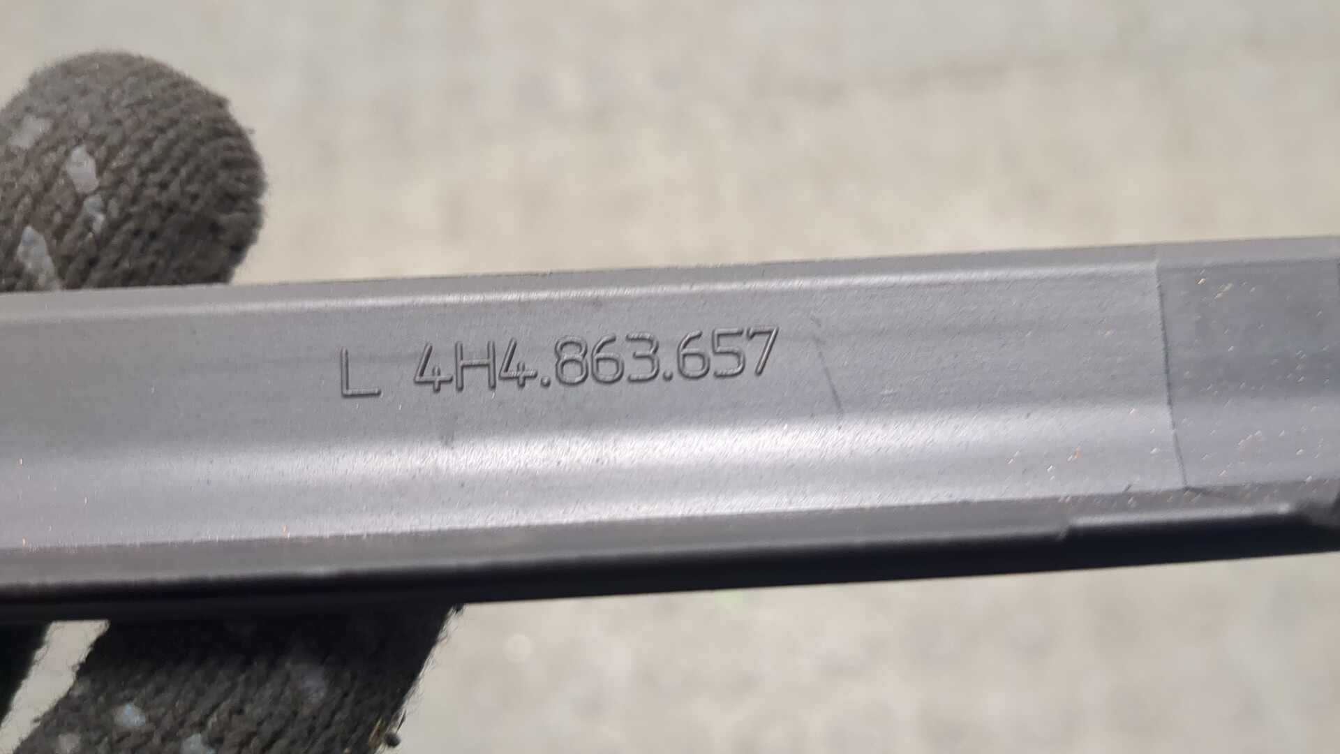 Направляющая шторки багажника