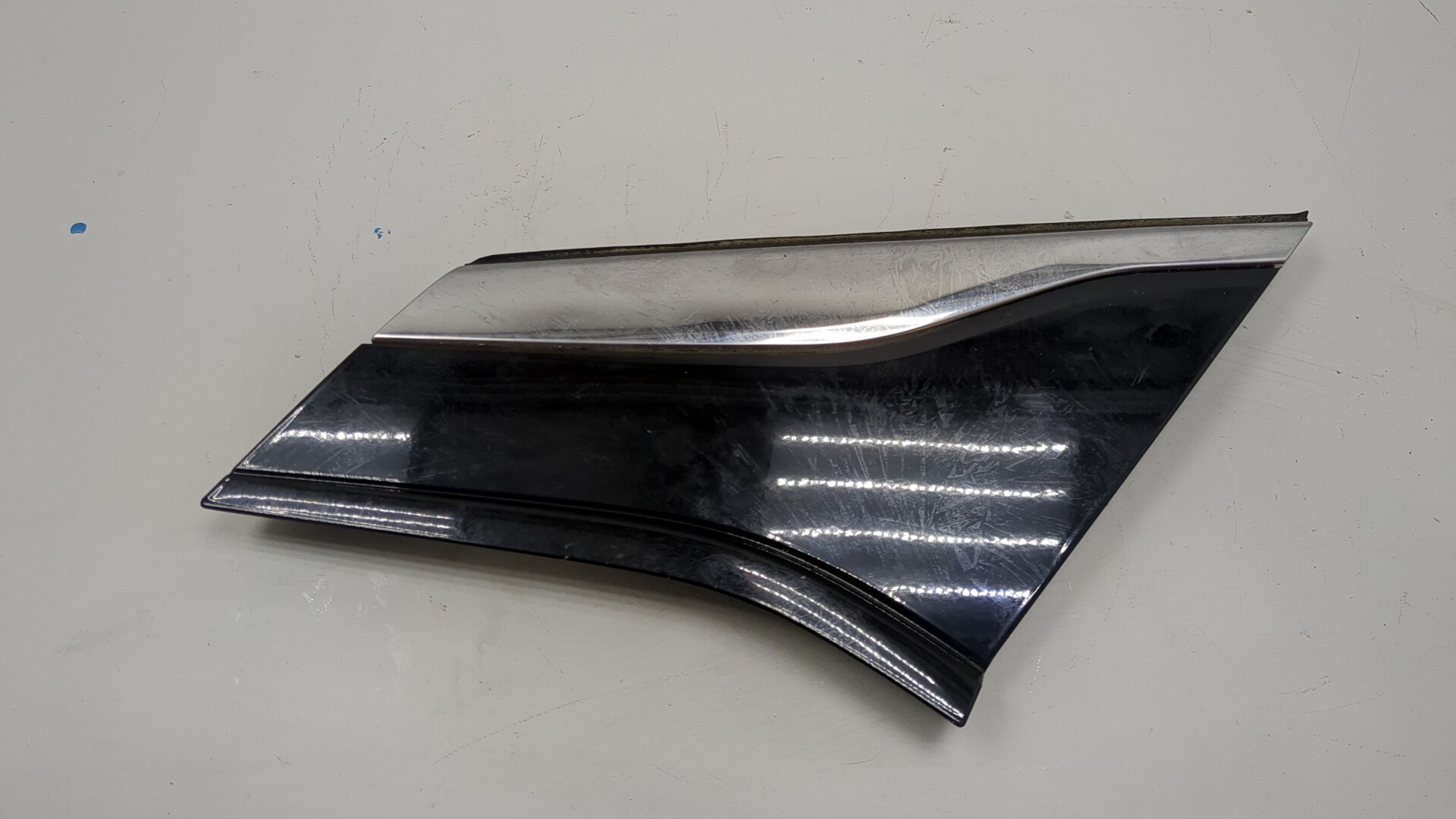 Молдинг заднего крыла правого