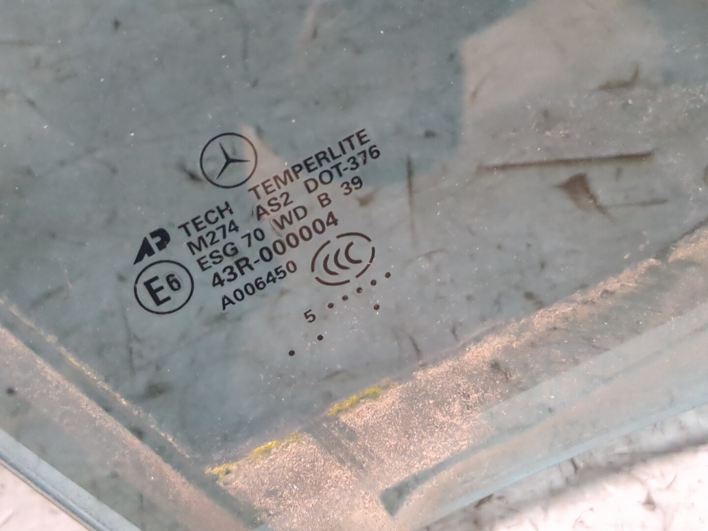 Стекло двери передней правой