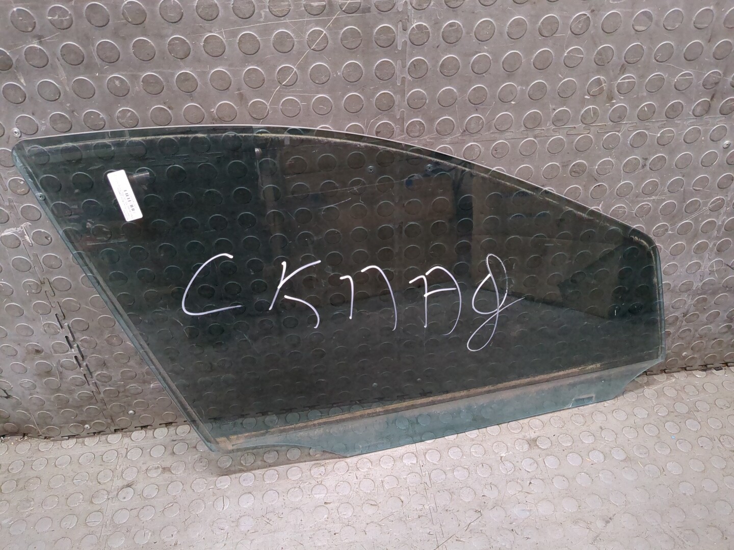 Стекло двери передней правой