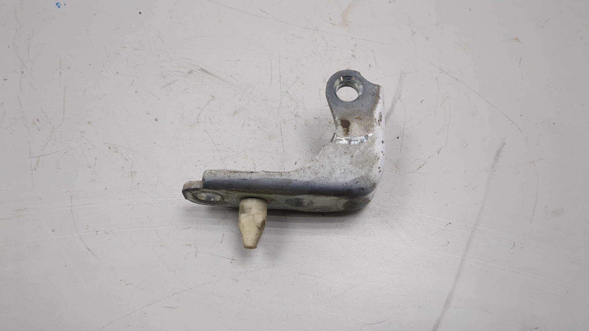 Петля двери