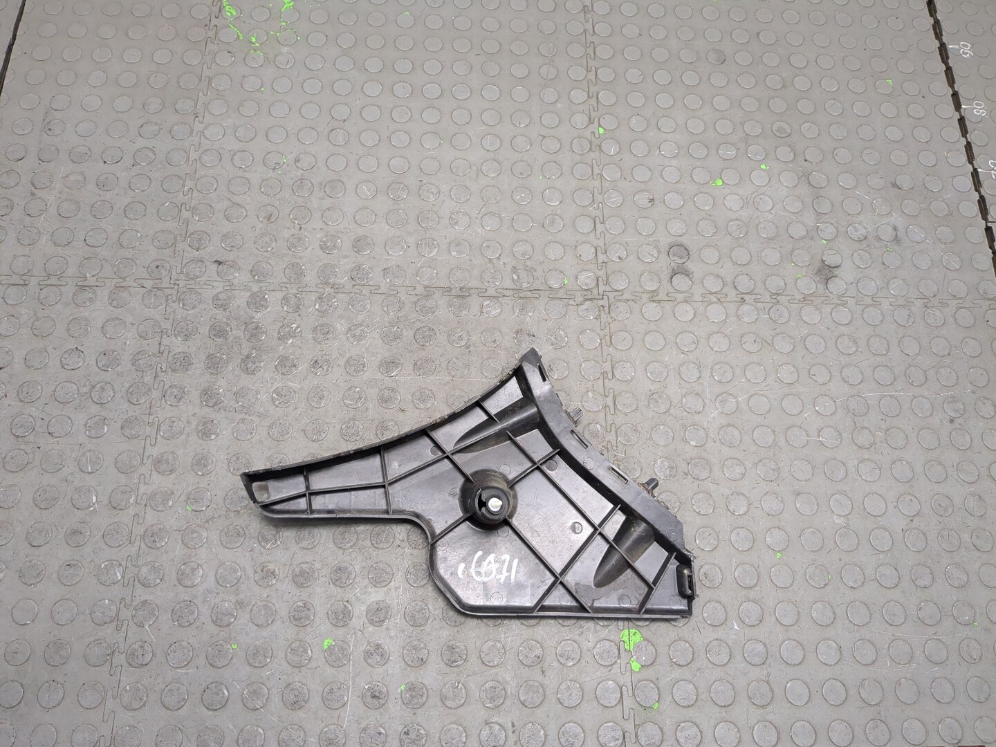 Кронштейн заднего бампера правый