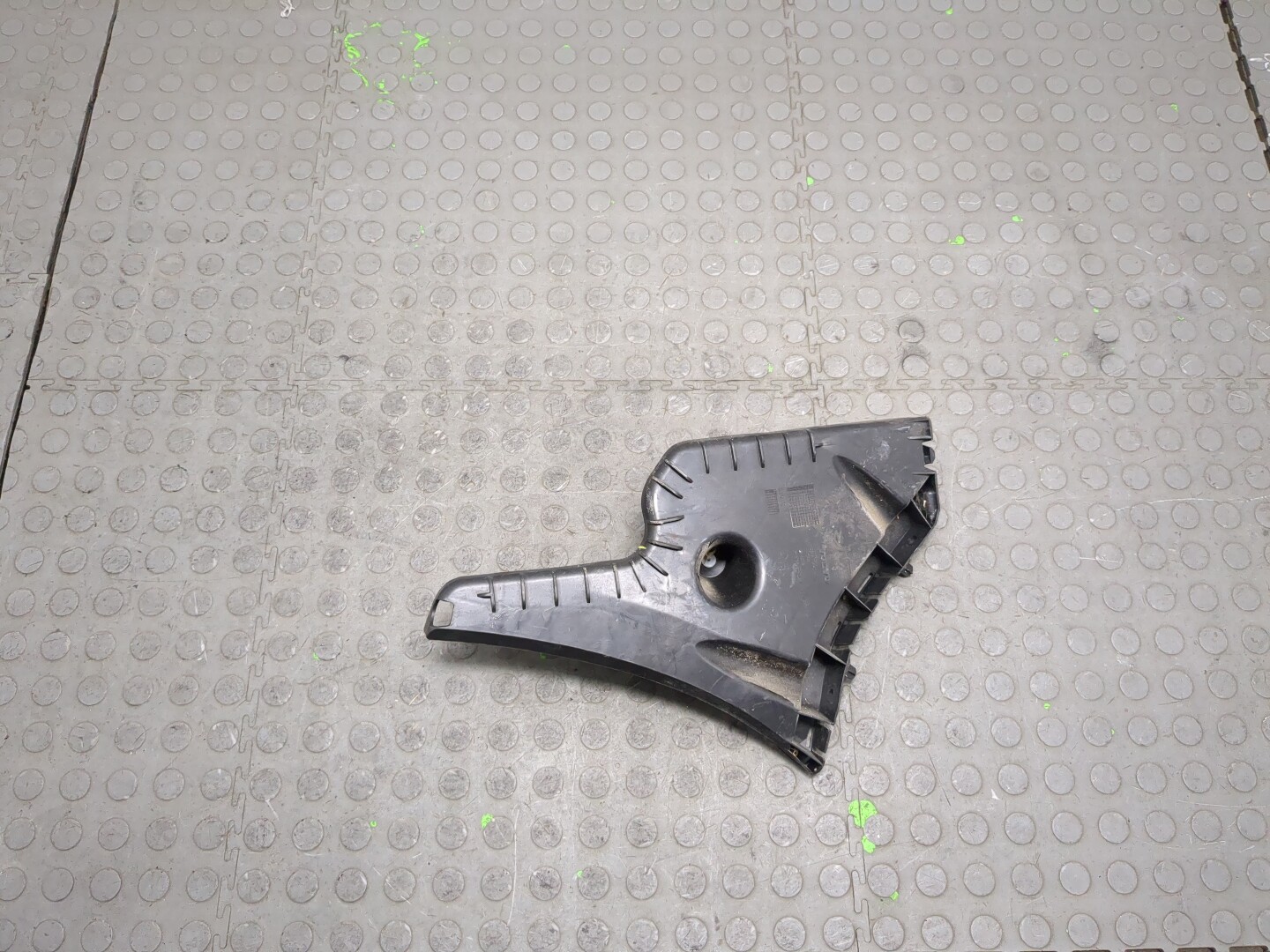 Кронштейн заднего бампера правый