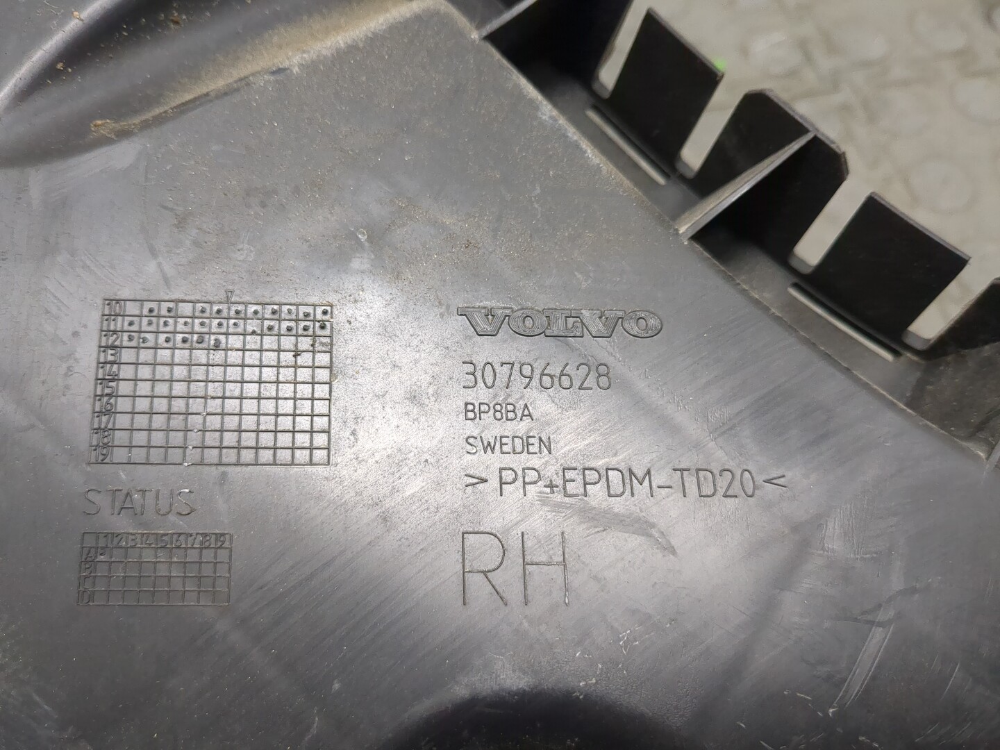 Кронштейн заднего бампера правый