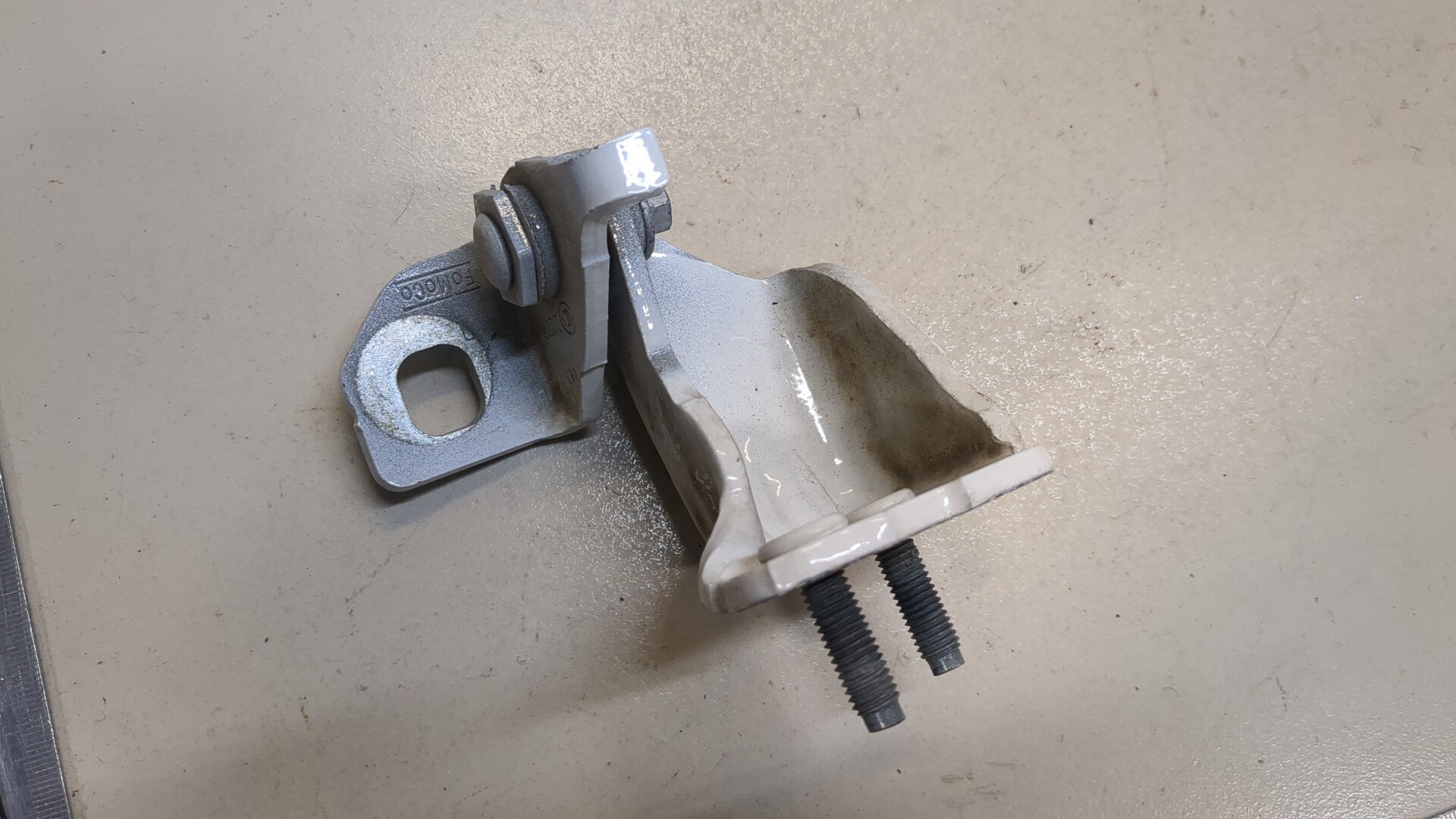 Петля двери