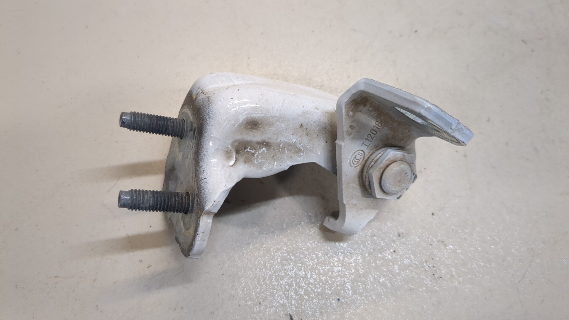 Петля двери