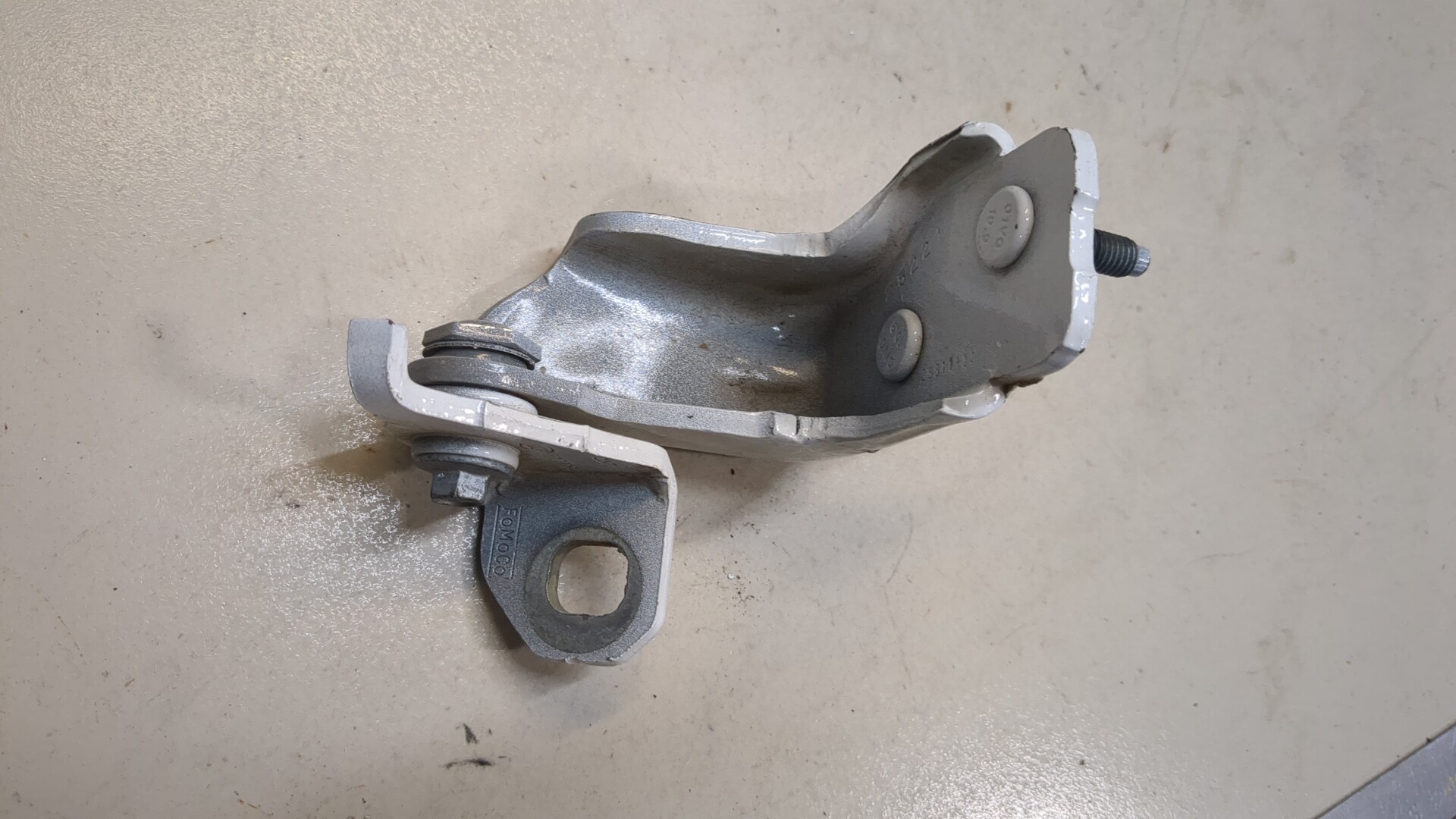 Петля двери