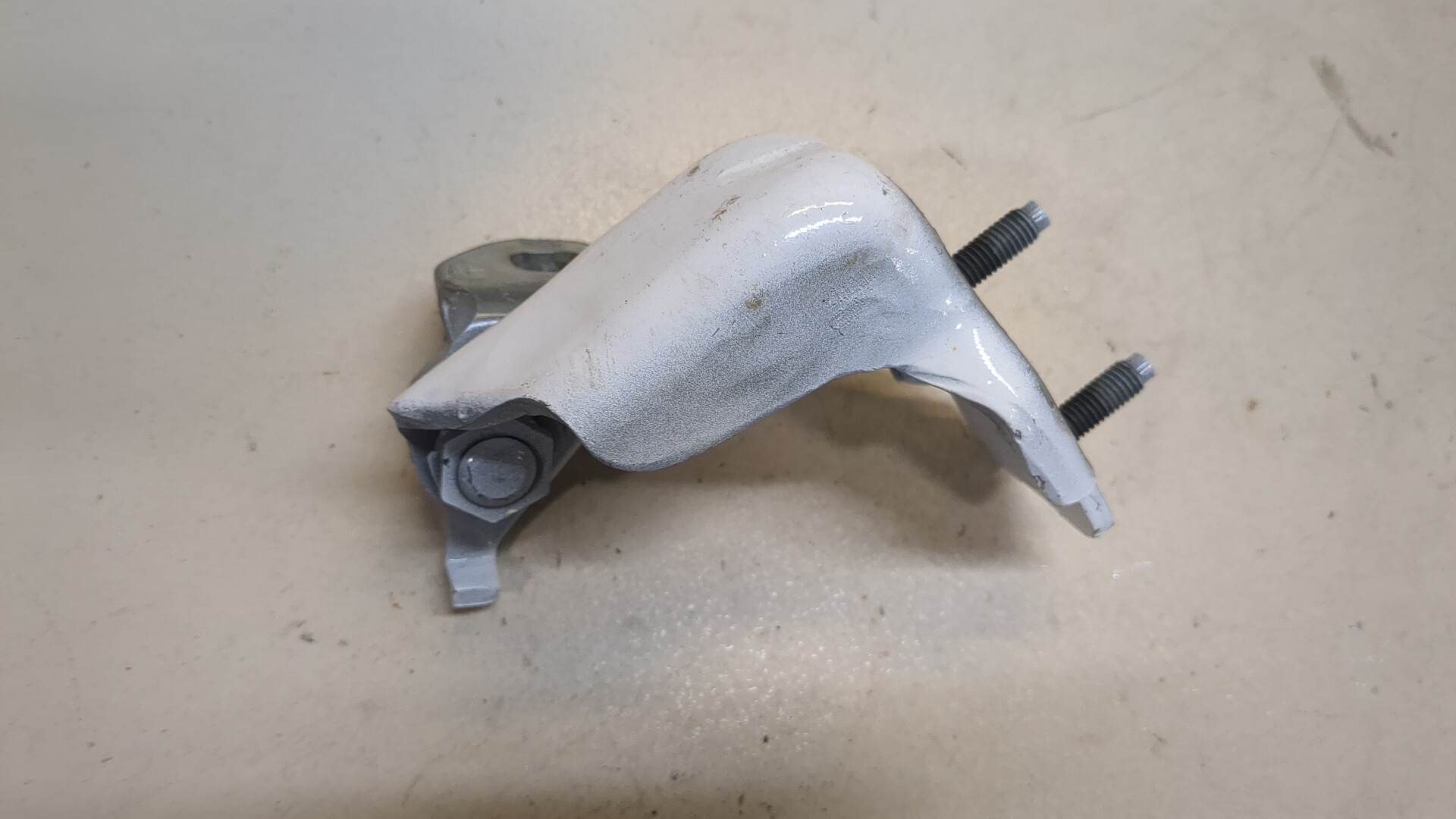 Петля двери