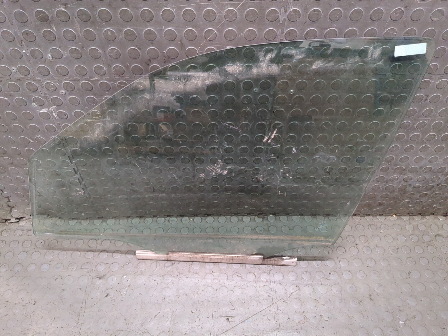 Стекло двери передней левой