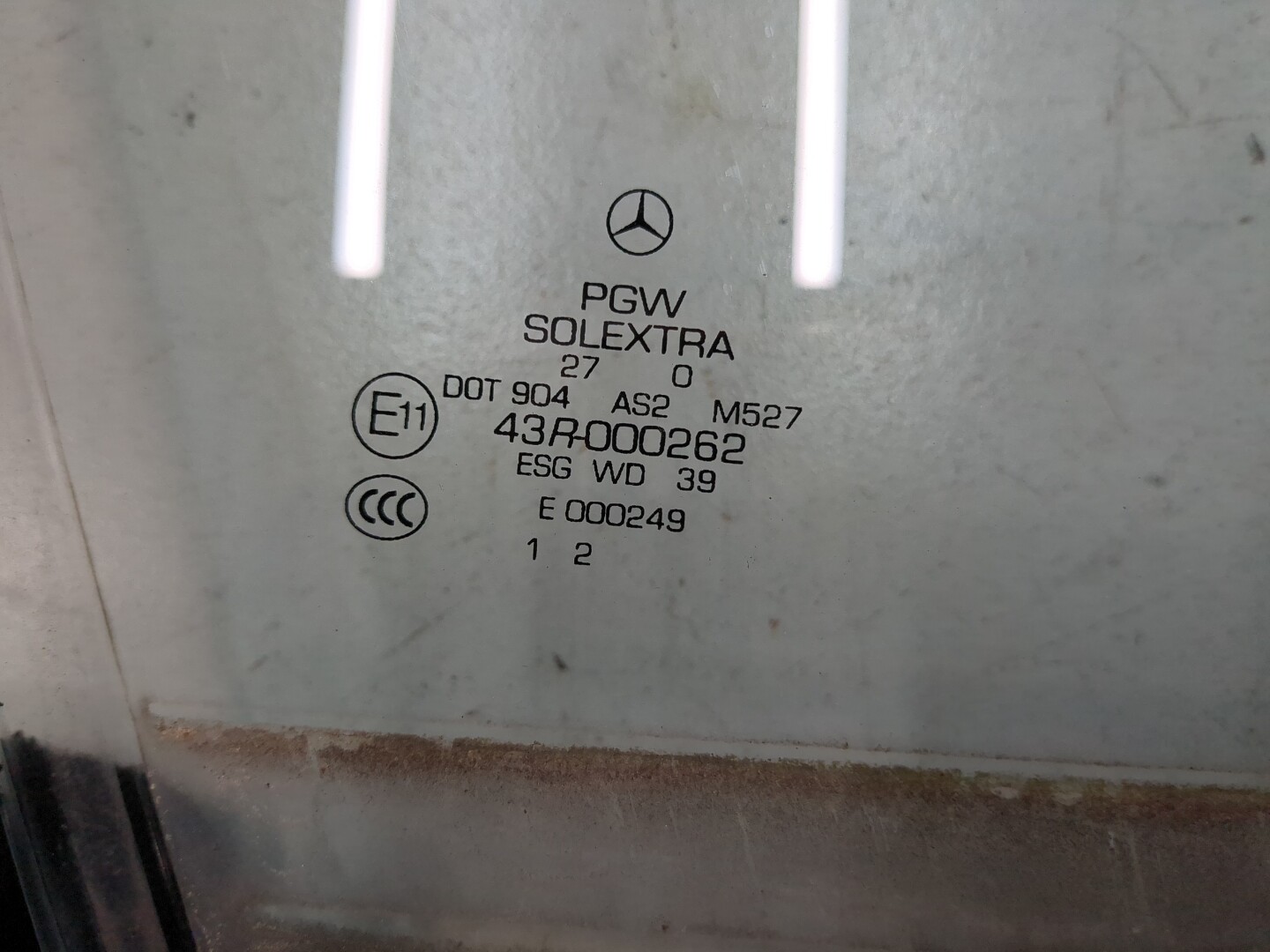 Стекло двери передней правой