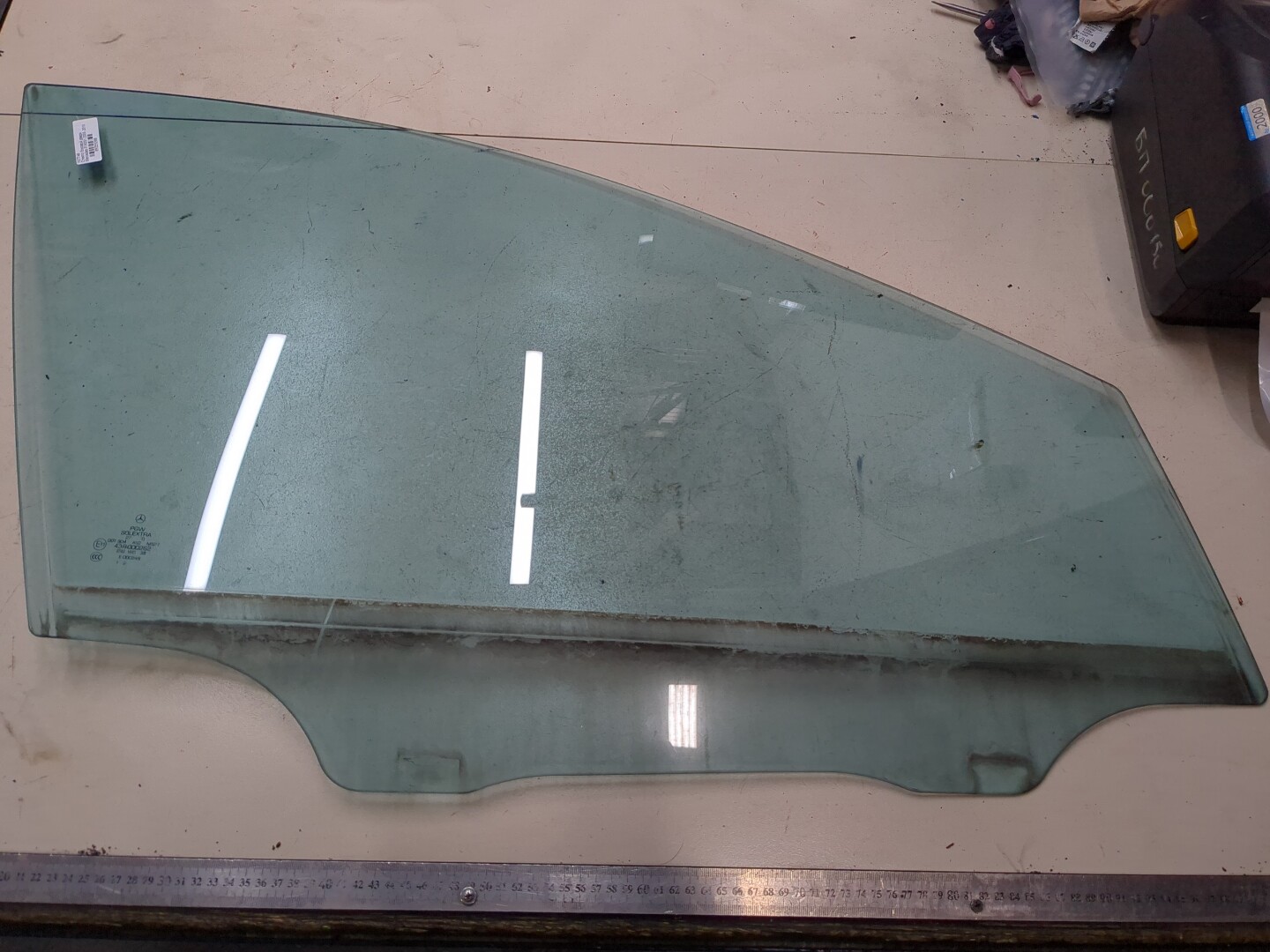 Стекло двери передней правой