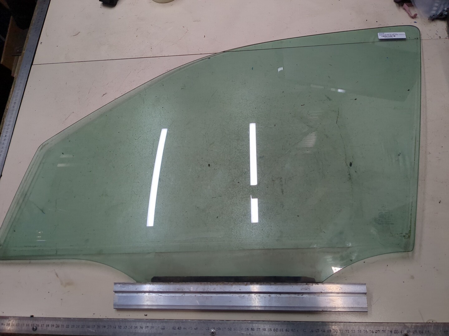 Стекло двери передней левой