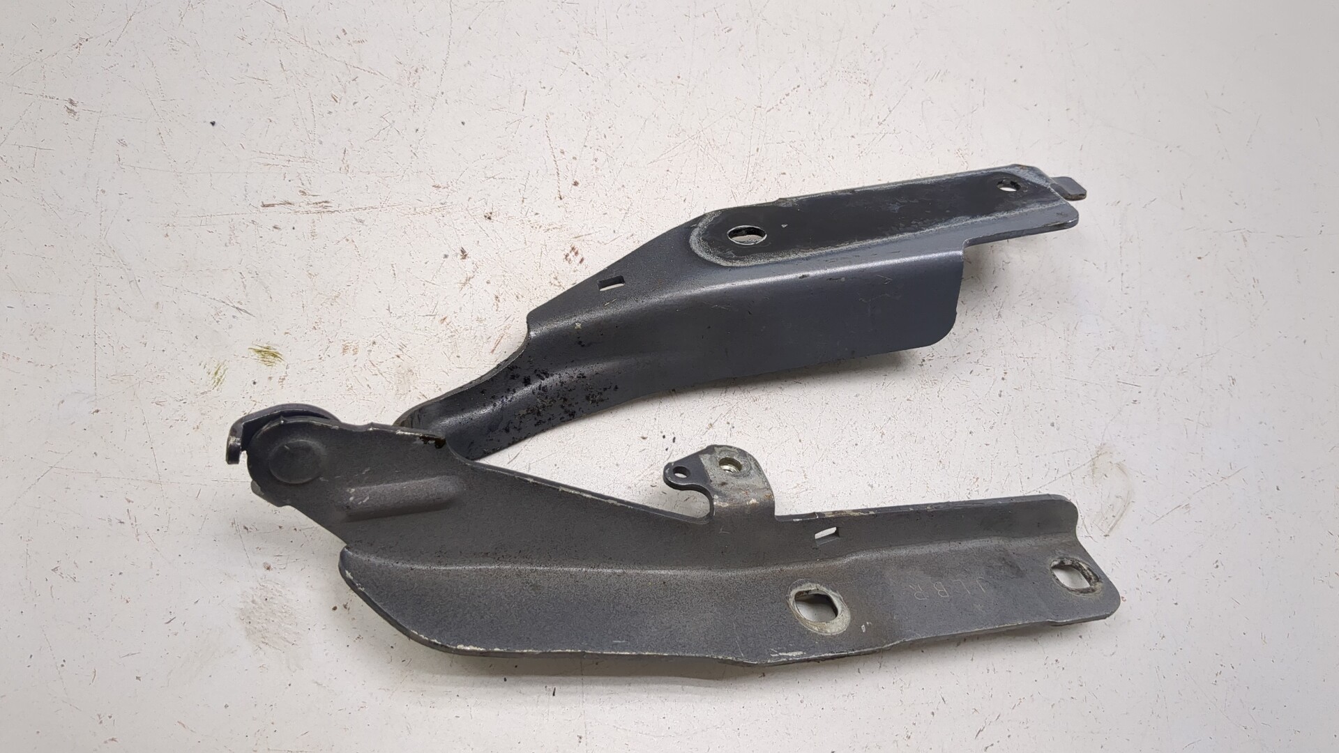 Петля капота правая