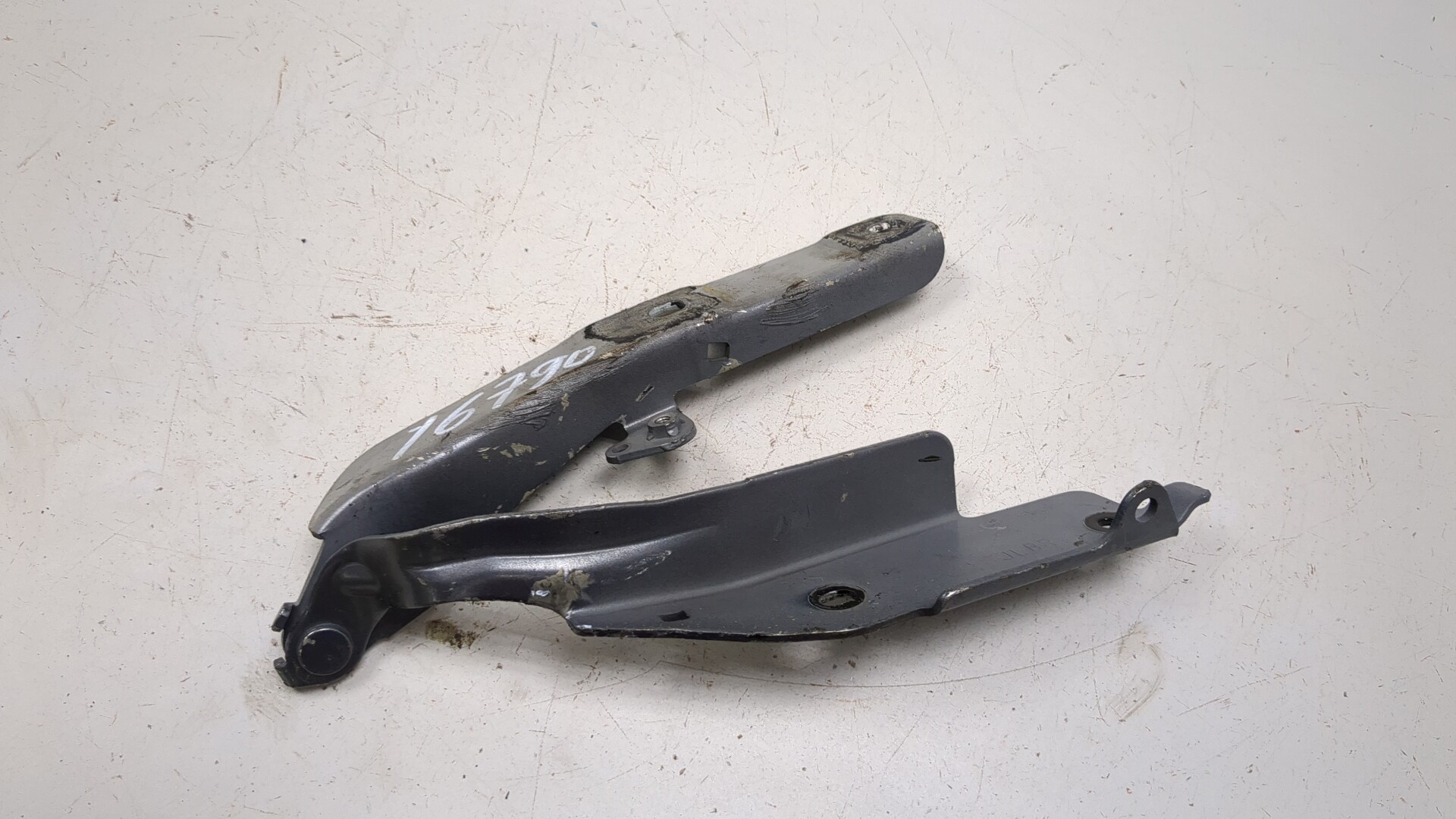 Петля капота правая