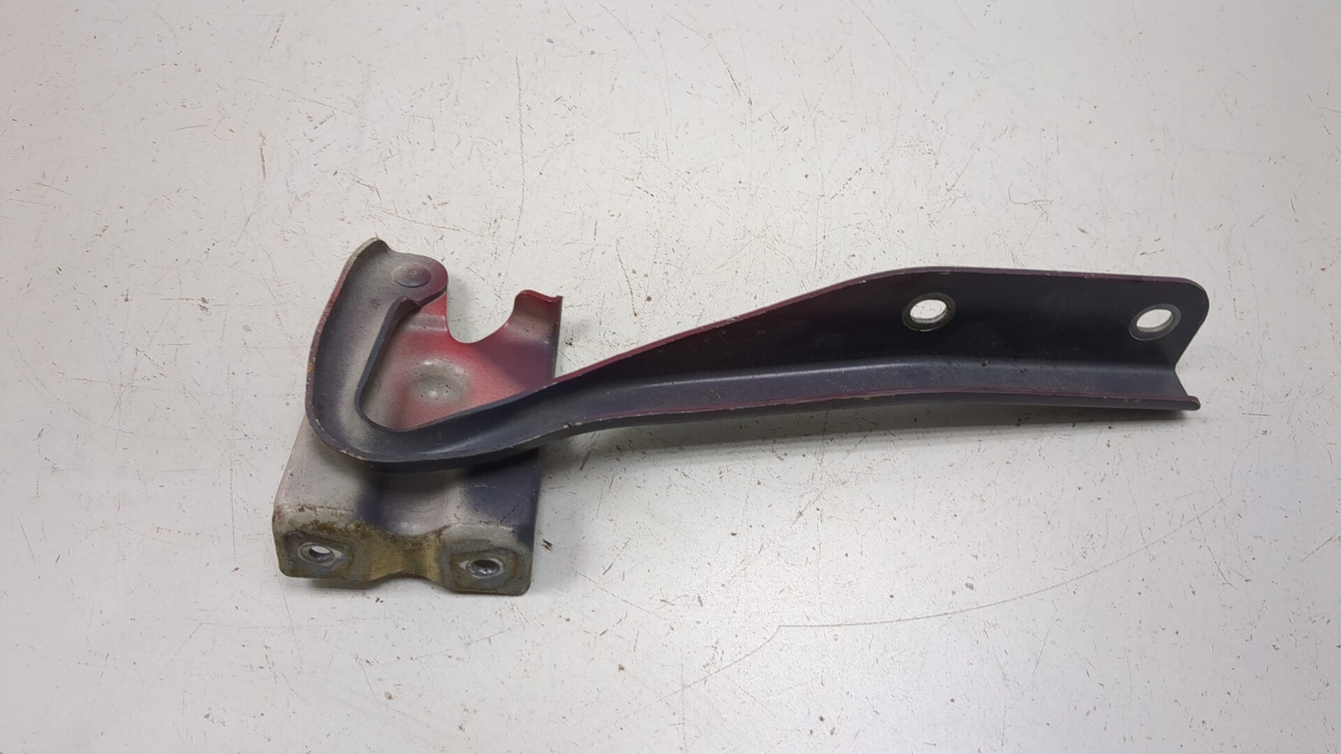 Петля капота левая