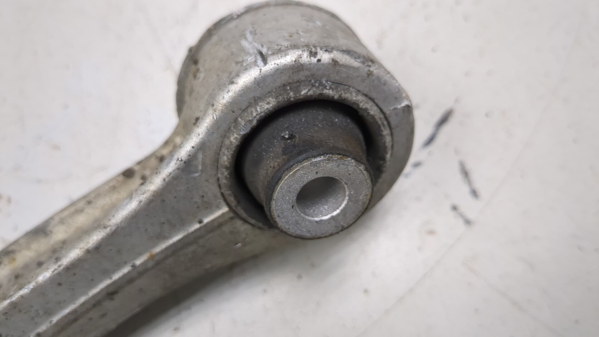 Рычаг передний