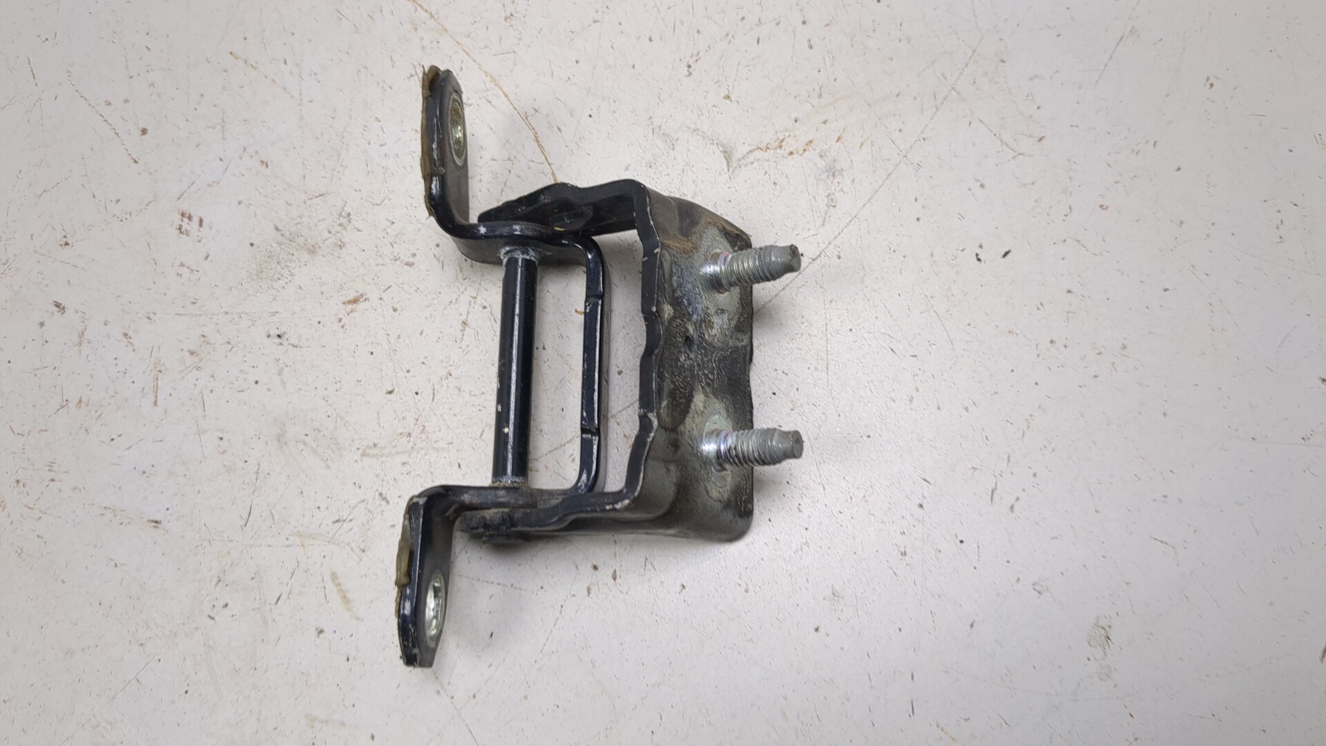 Петля двери