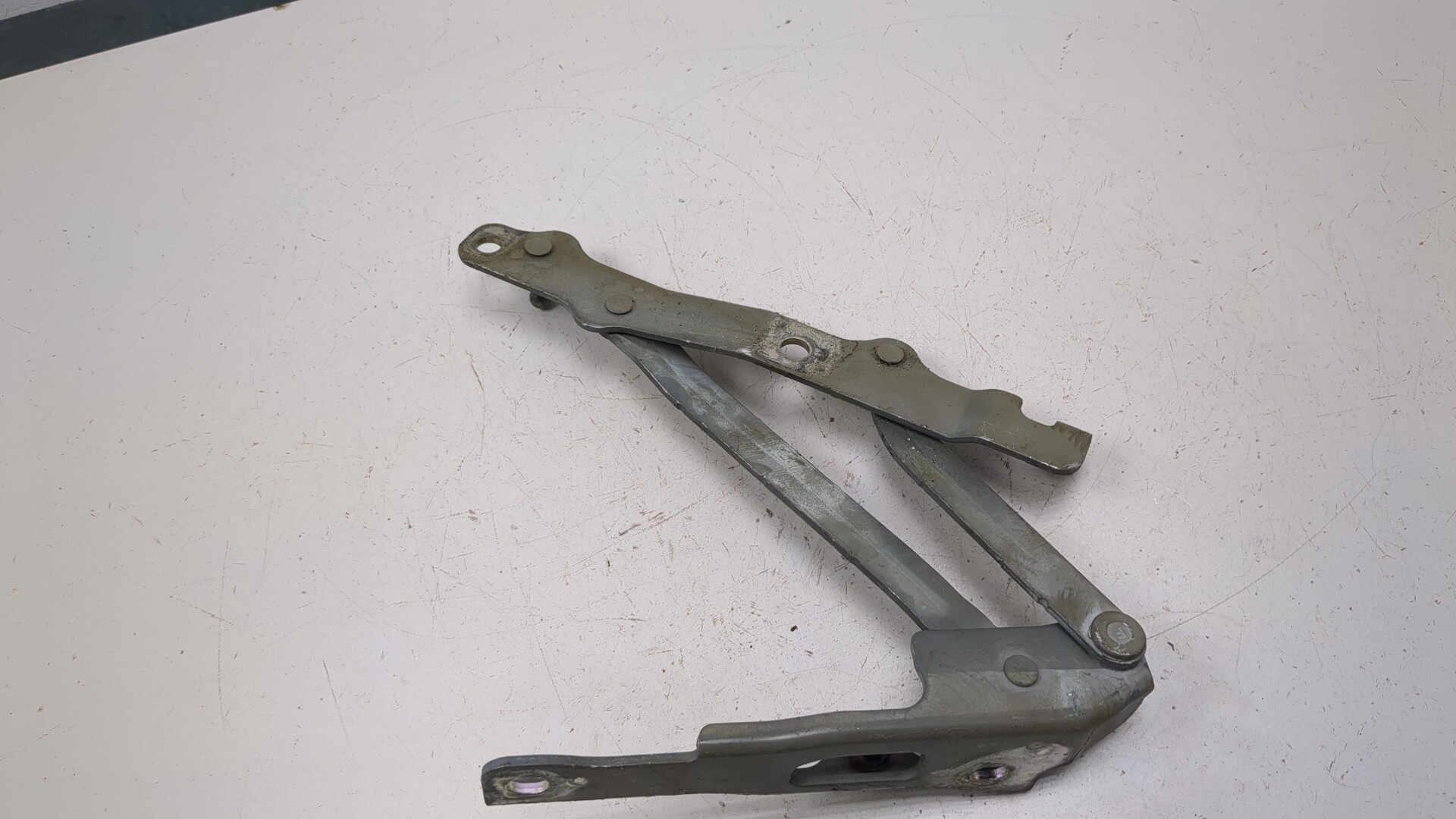 Петля капота левая