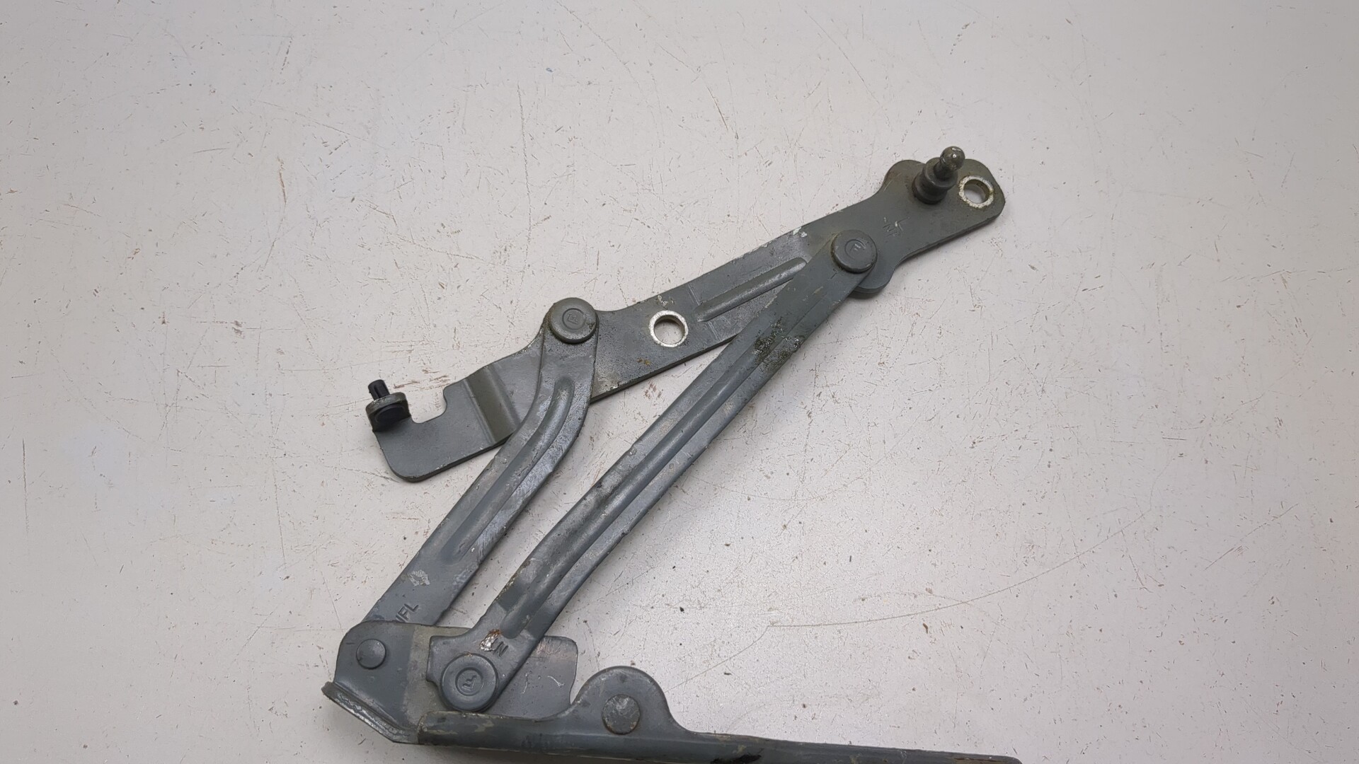 Петля капота левая