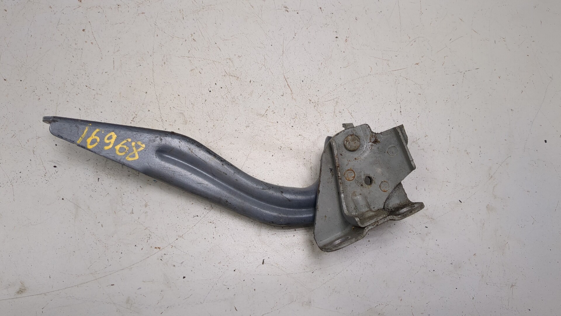 Петля капота левая