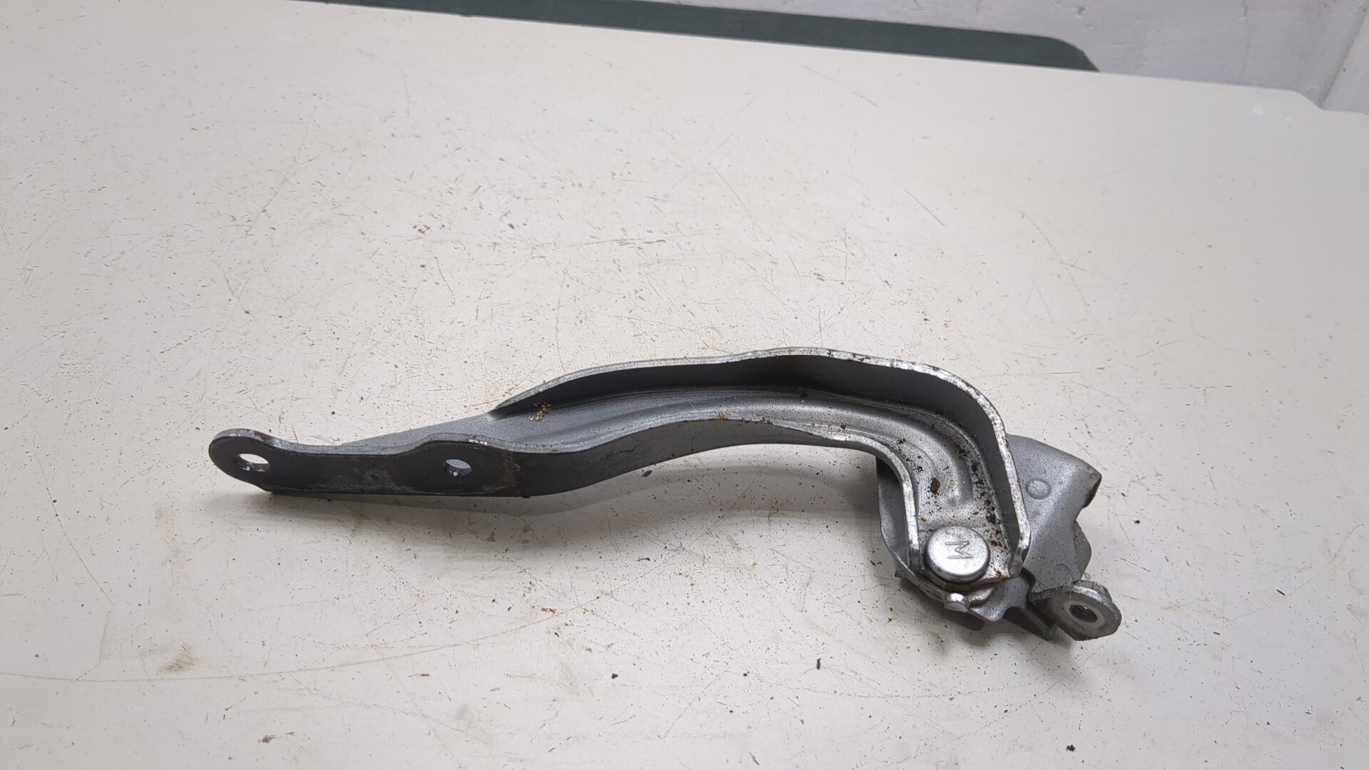 Петля капота левая