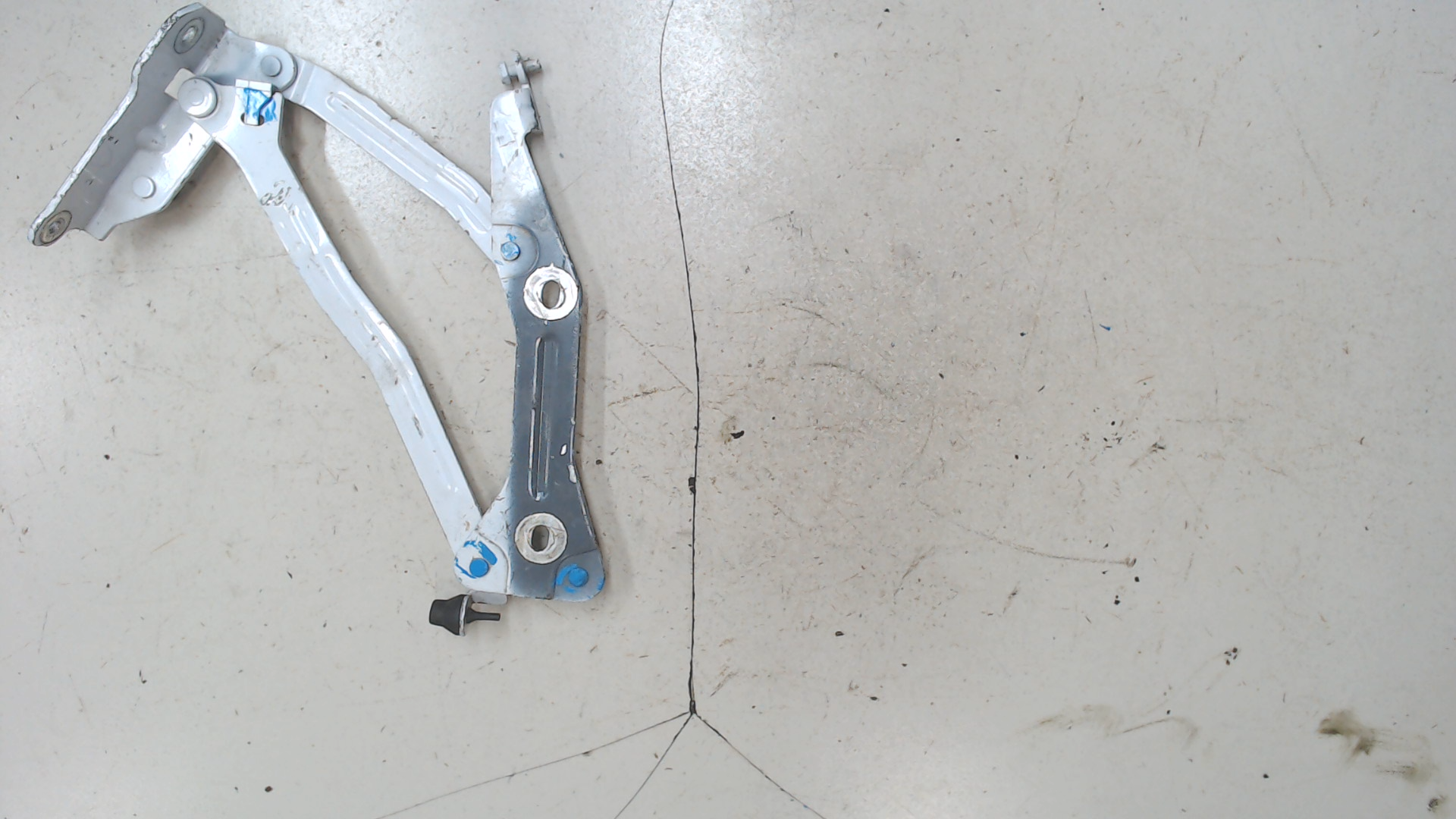 Петля капота левая