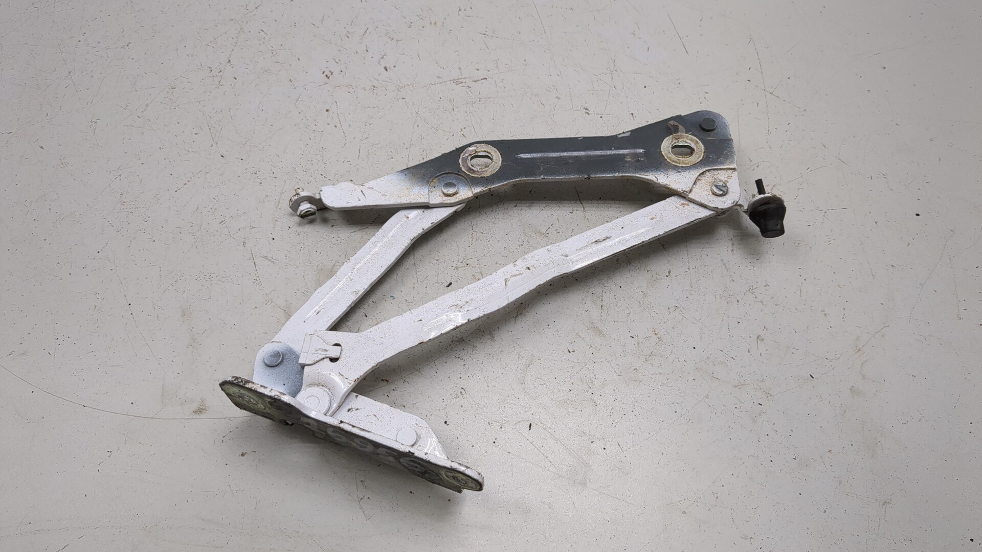 Петля капота левая